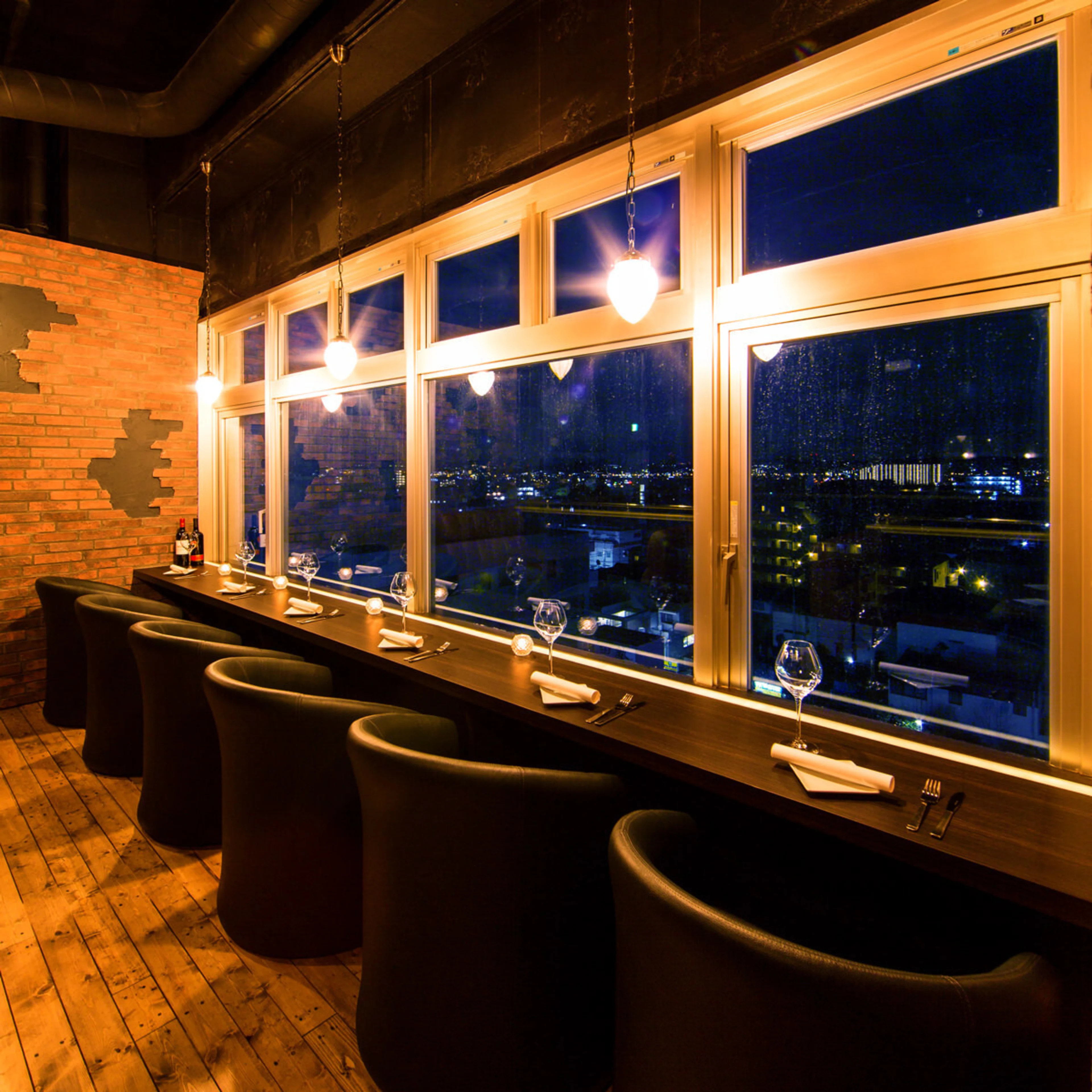 カウンター席又はテーブル席