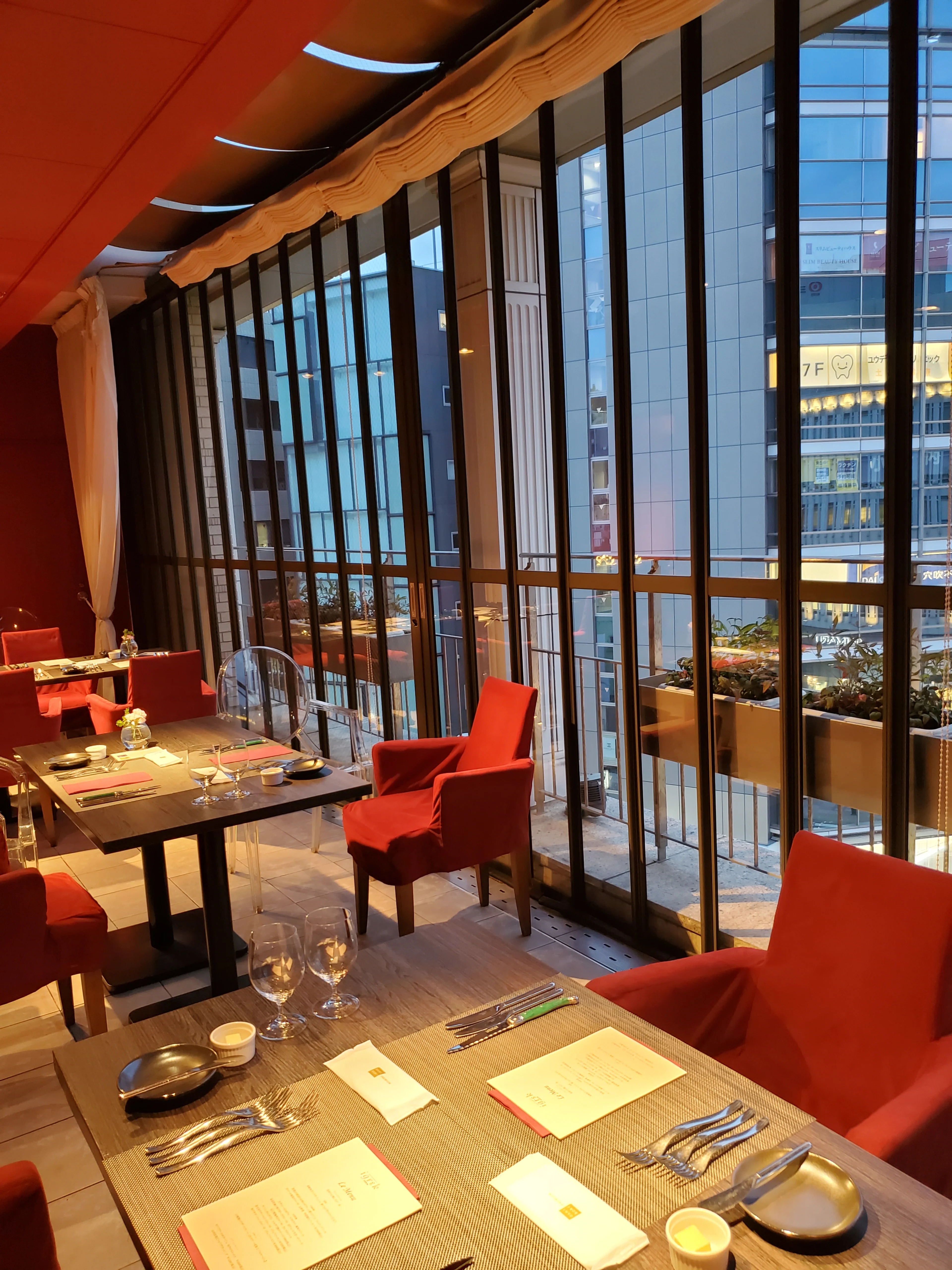 窓側テーブル席