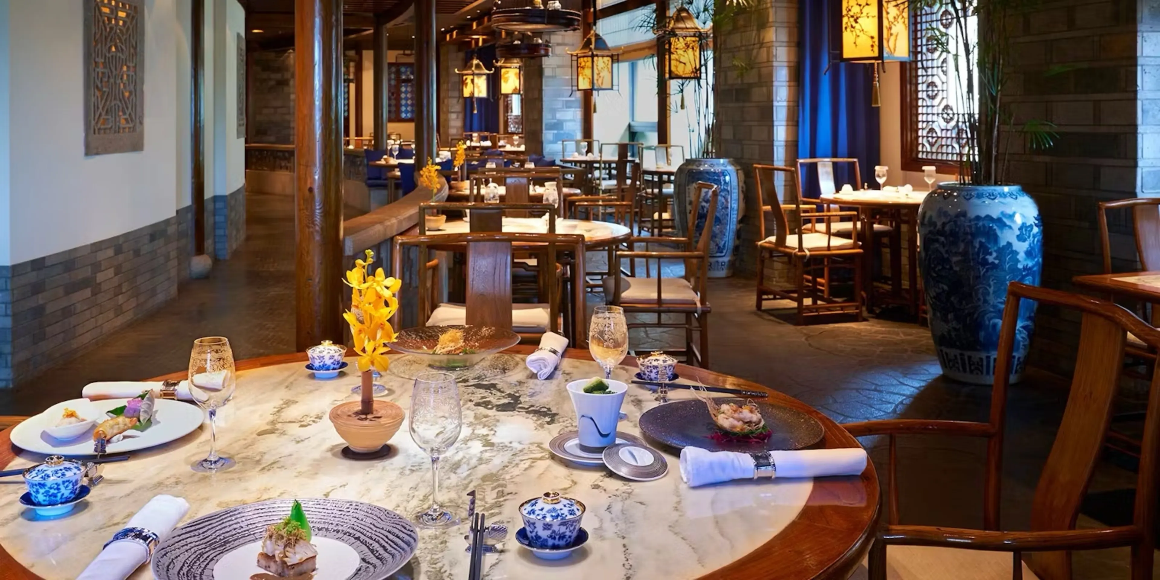 【憧れの5つ星ホテル★アニバーサリーディナープラン】優美な非日常空間で味わう極上ディナー★匠の技光る広東料理コース＋乾杯ドリンク＋中国茶＋メッセージプレート★記憶に残る美食体験〜ザ・ペニンシュラ東京