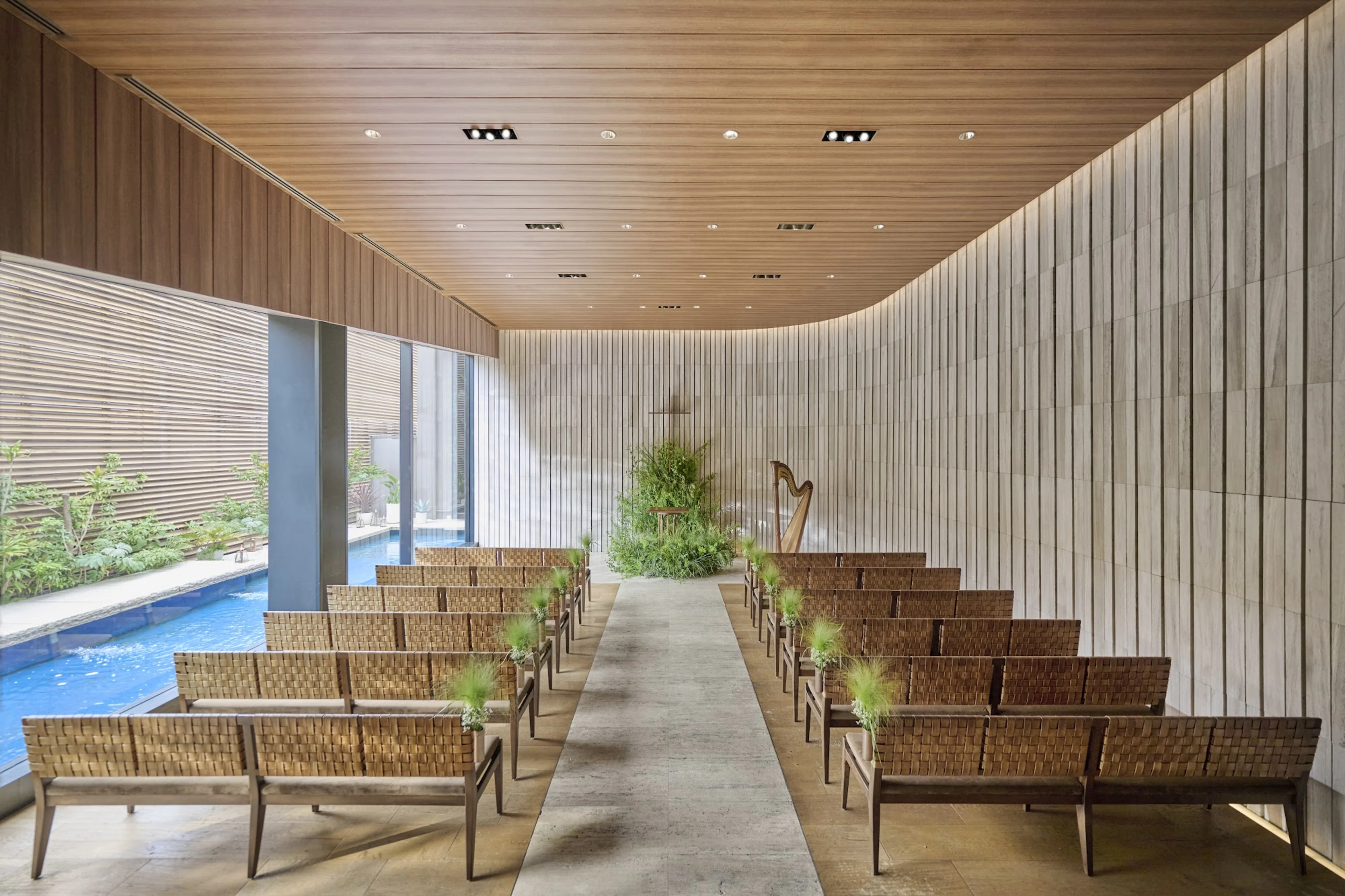 貸切チャペルへご案内