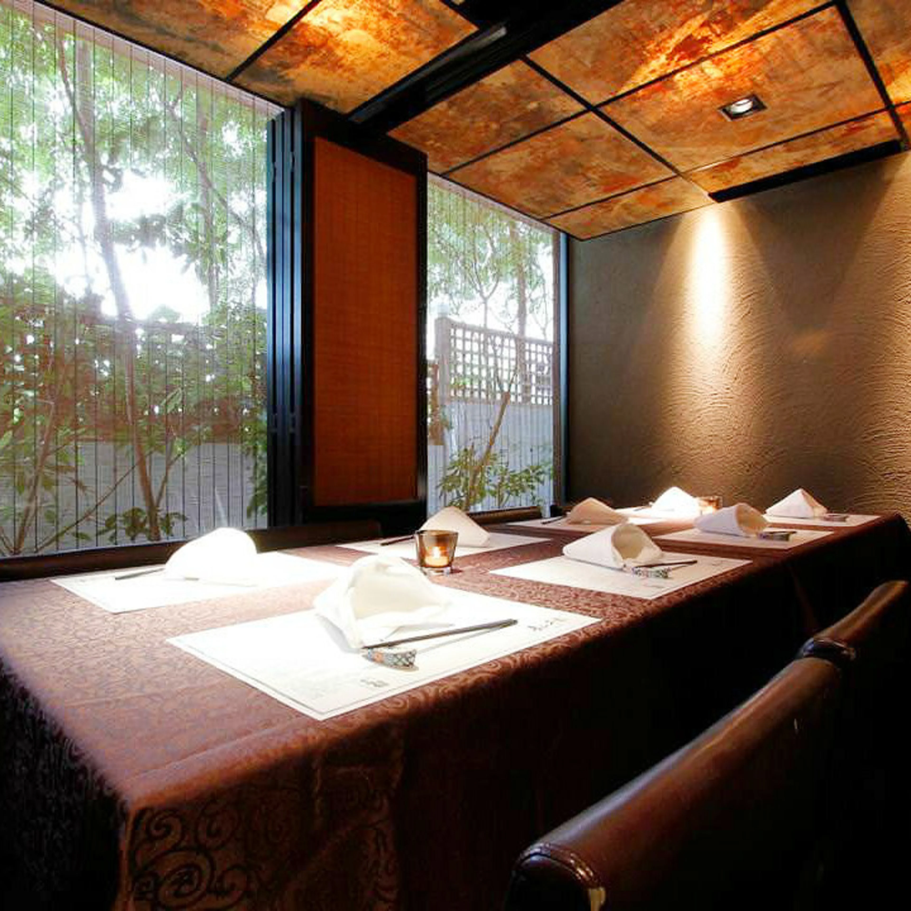 テーブル席（個室）※チャージ料：お一人様1,100円が別途かかります