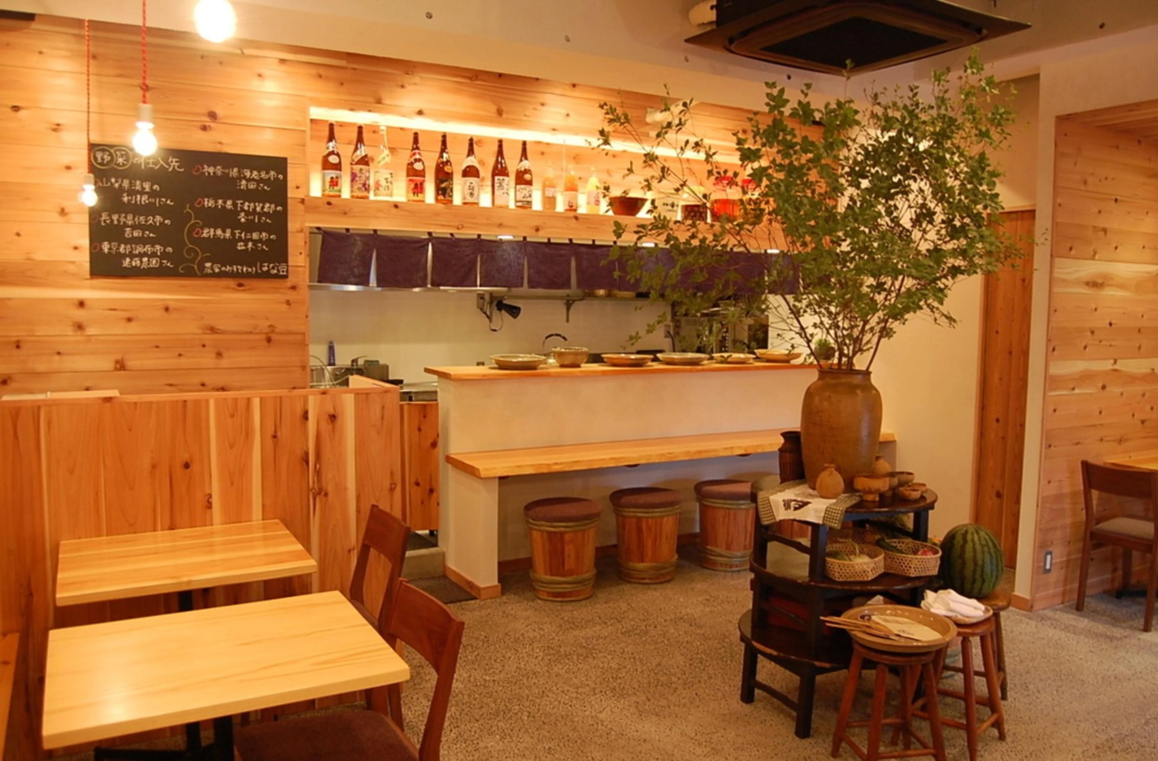 カウンター席またはテーブル席