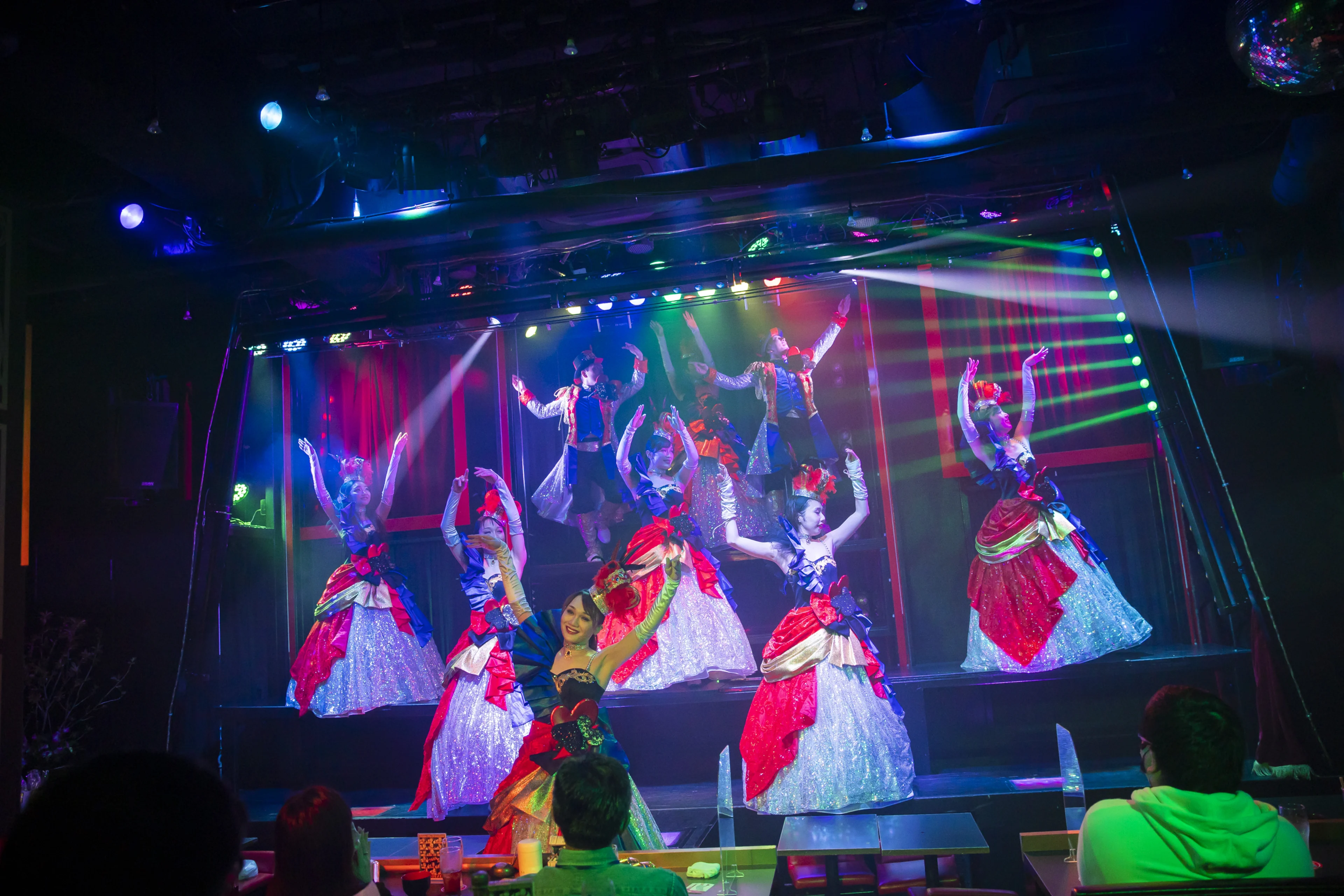 【最大8名可/お祝いプラン】唯一無二の祝福を！お重2段＋メッセージ付きデザートプレート＋乾杯スパークリングワイン＋フリードリンク★最後にはダンサーと記念撮影付き！非日常の華やかさと共に、特別なひとときを★