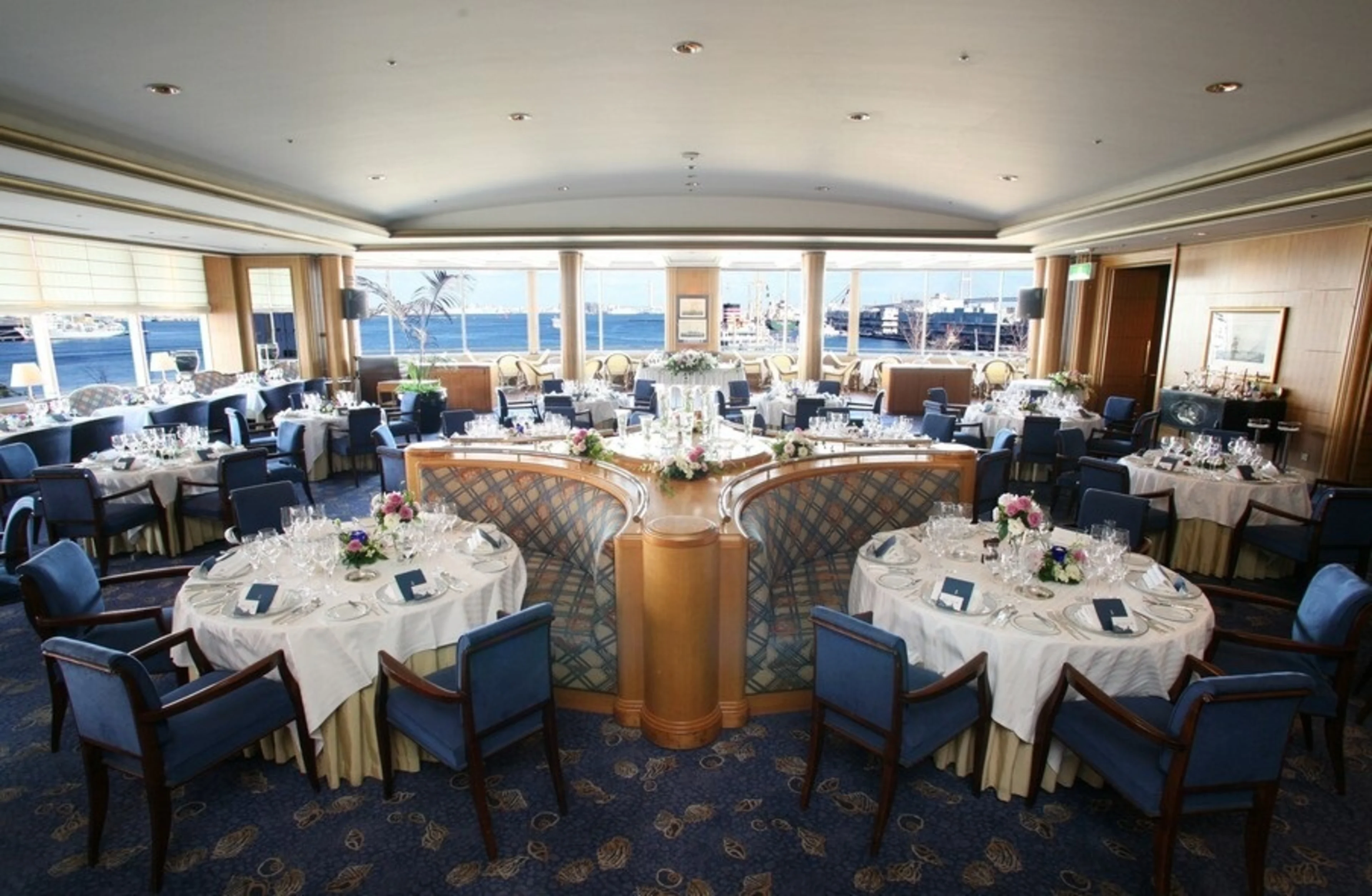 美しい眺望の優雅なテーブル席