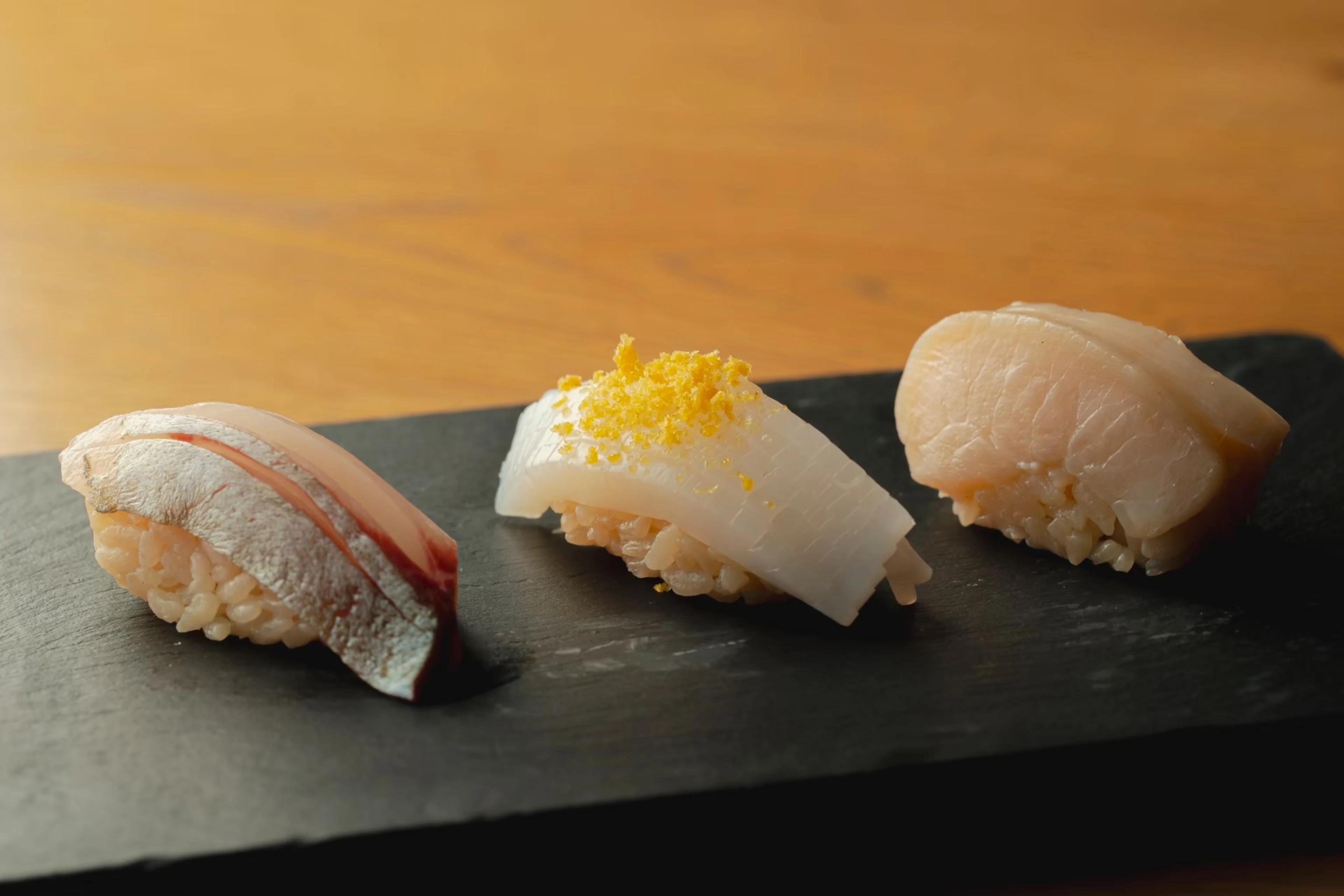 【アニバーサリーランチプラン】東京の名店直伝の寿司と九州の新鮮な海鮮を堪能★玄海おまかせコース全12品★ホールケーキのオプションあり★海と緑に囲まれたTHE LUIGANS Spa & Resort内レストランで楽しむ本格寿司★