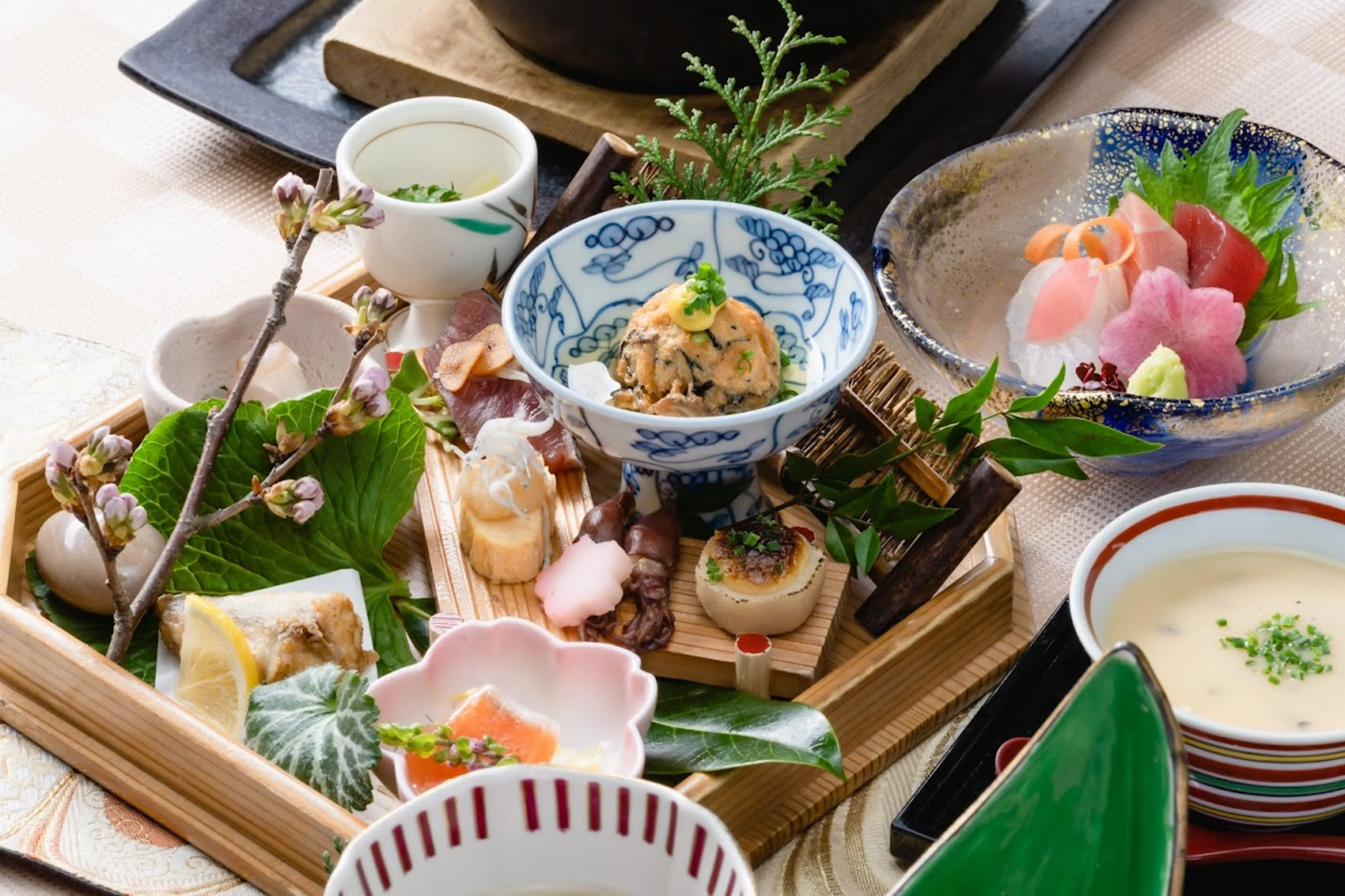 【個室確約 大人数のお祝いディナープラン】旬の味覚で織りなす懐石コース＋飲み放題付き★3時間利用可★最大50名様可★横浜の夜景とともに笑顔あふれるお祝いを　納涼会・暑気払いに最適