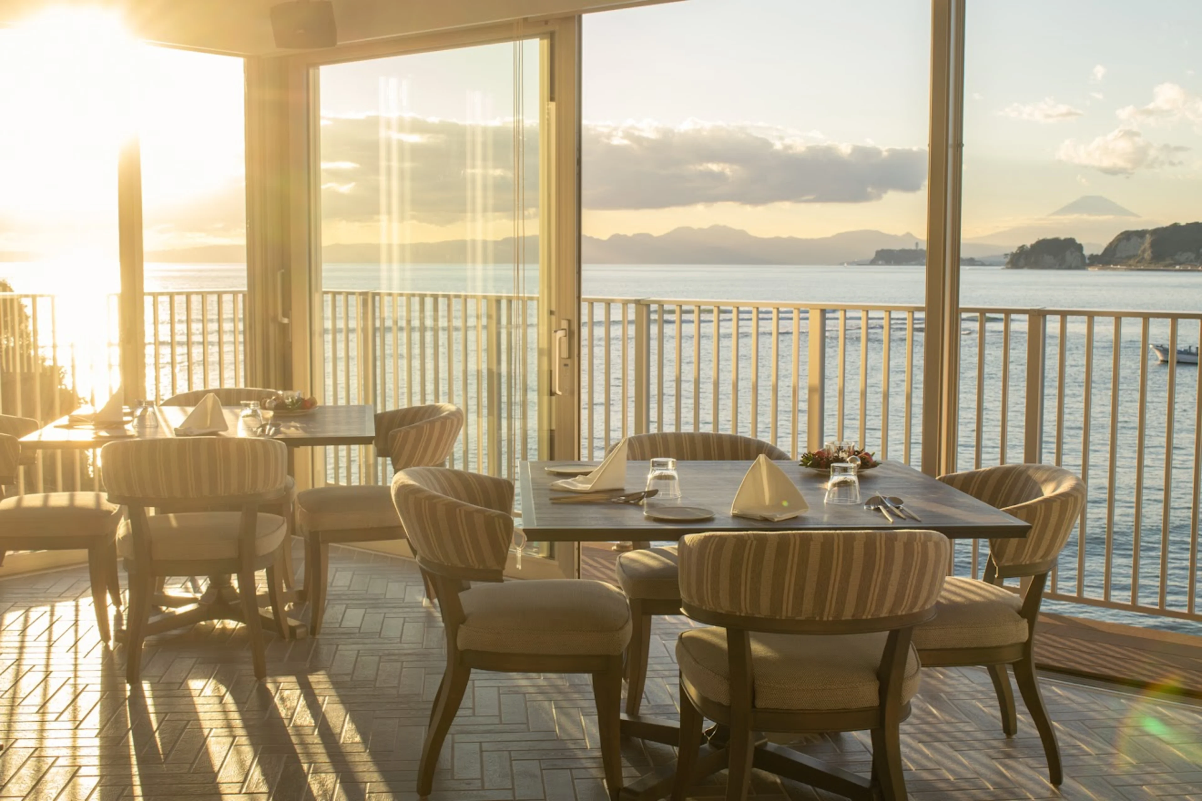 窓際のテーブル席