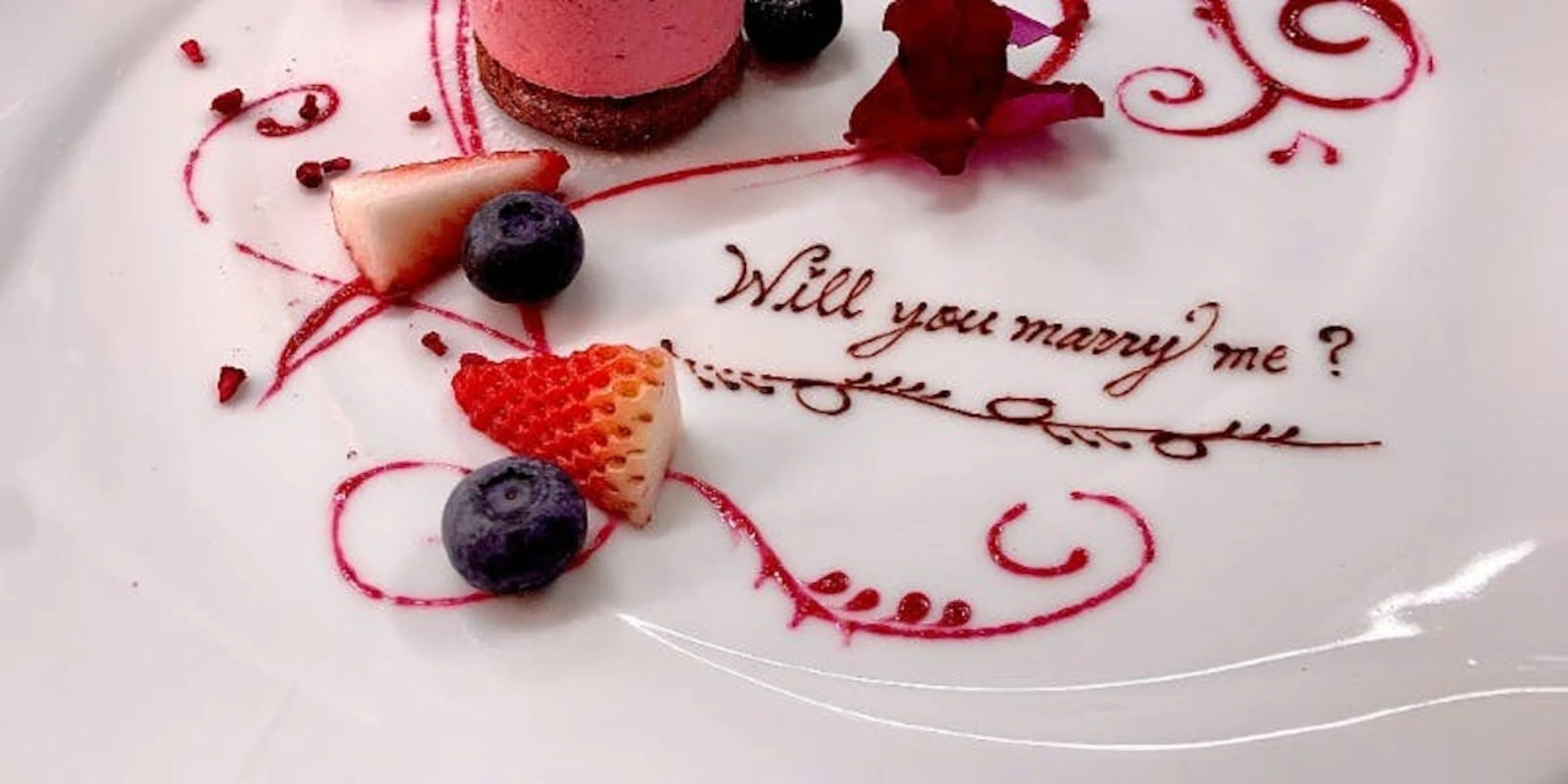 【土日祝PLAN：プロポーズプラン】黒毛和牛「シャトーブリアン」×オマール海老×旬魚のトリプルメイン＋乾杯用グラスシャンパン＆Proposeプレート＆ダズンローズ★愛知のモダン空間で女性の憧れがつまったプロポーズのひとときを★