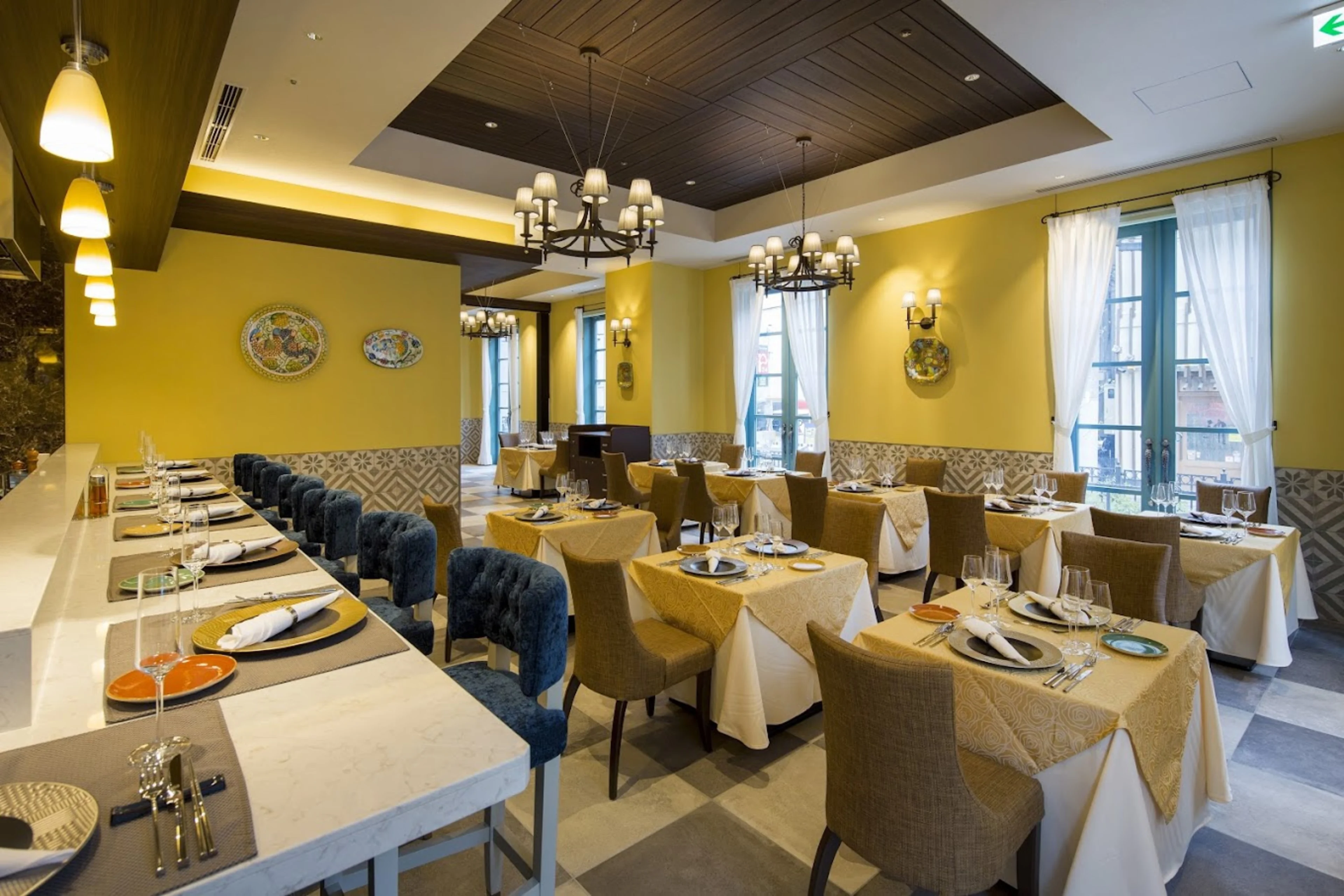 テーブル席またはカウンター席