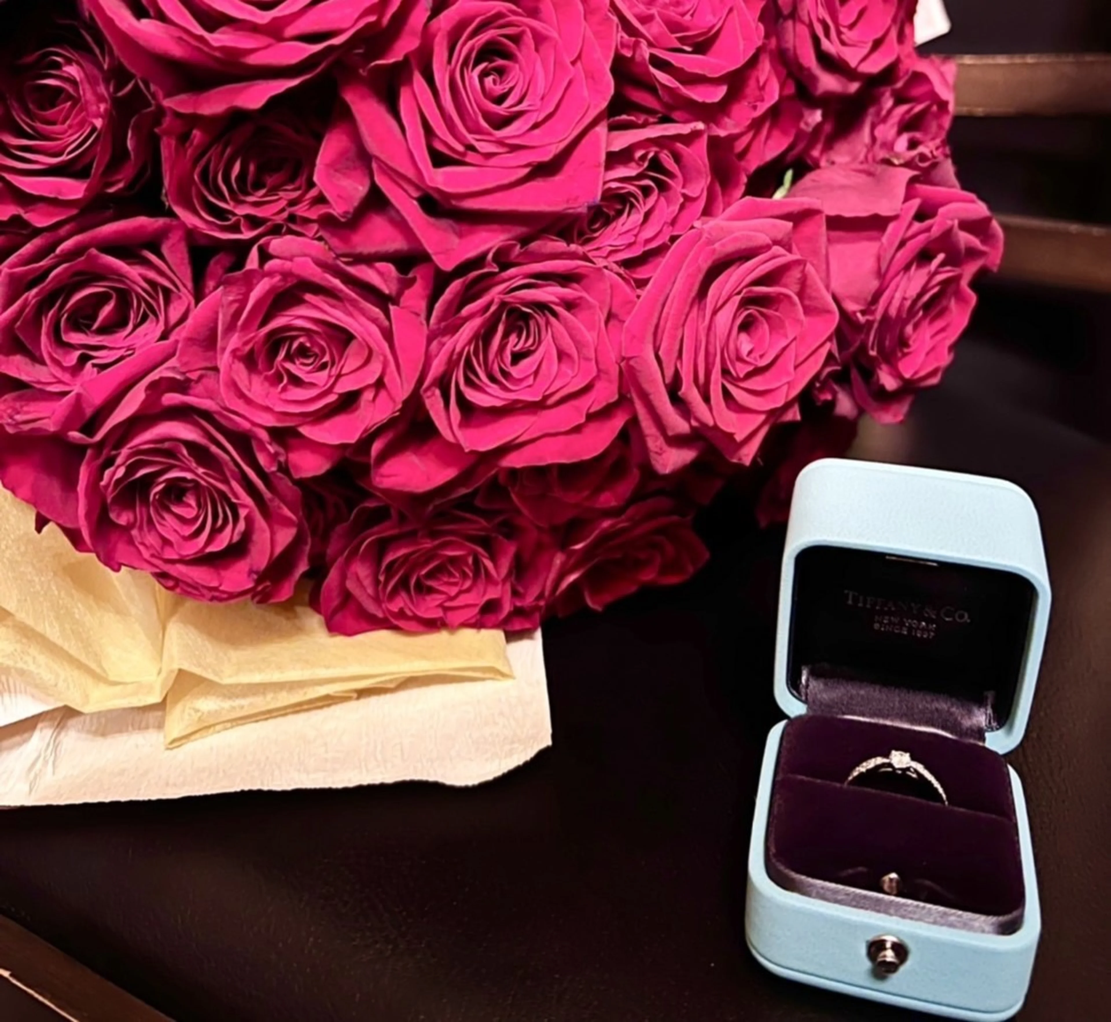 ダーズンローズ(赤バラ12本花束)