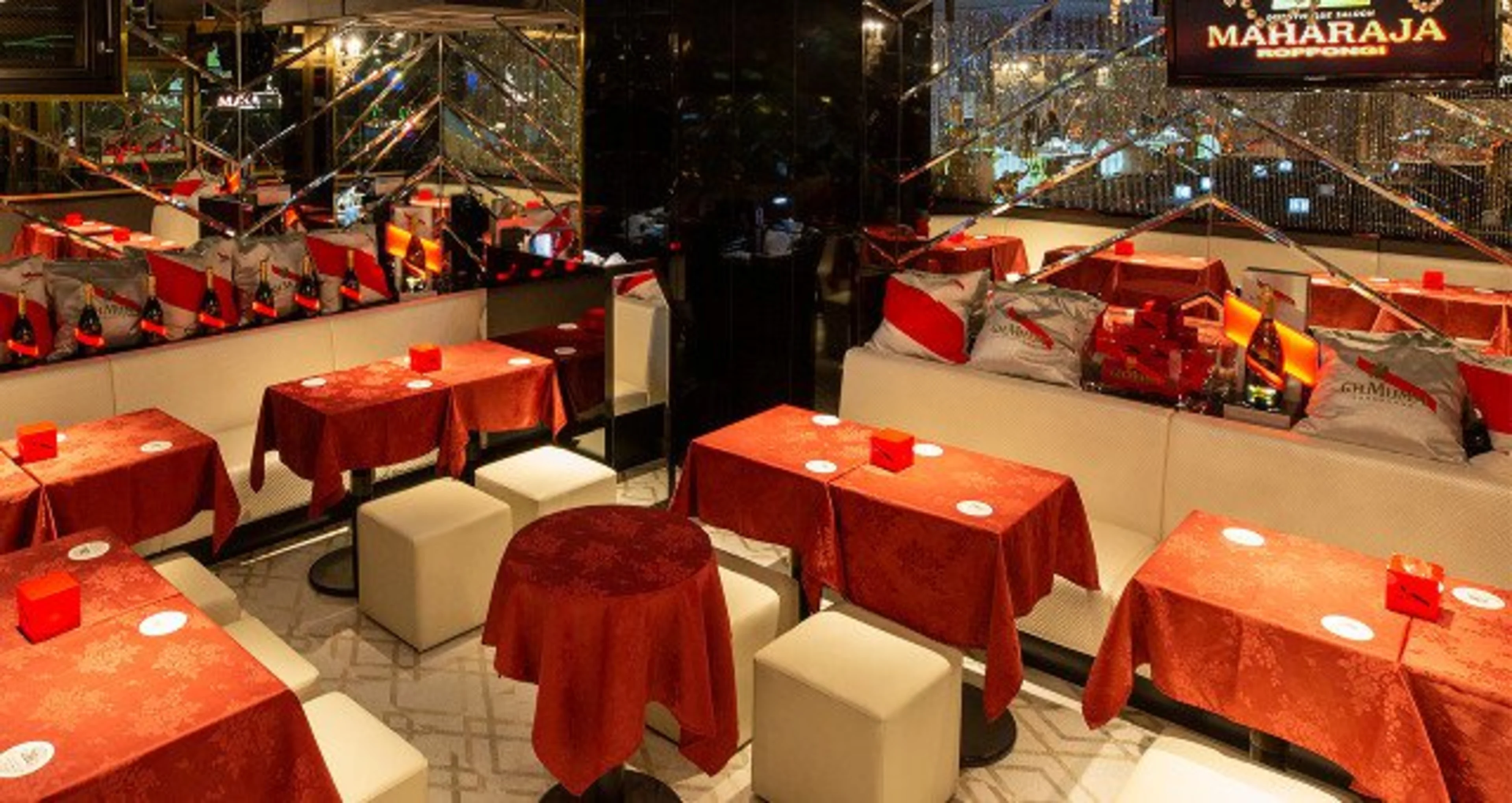 ラグジュアリーなお席へご案内