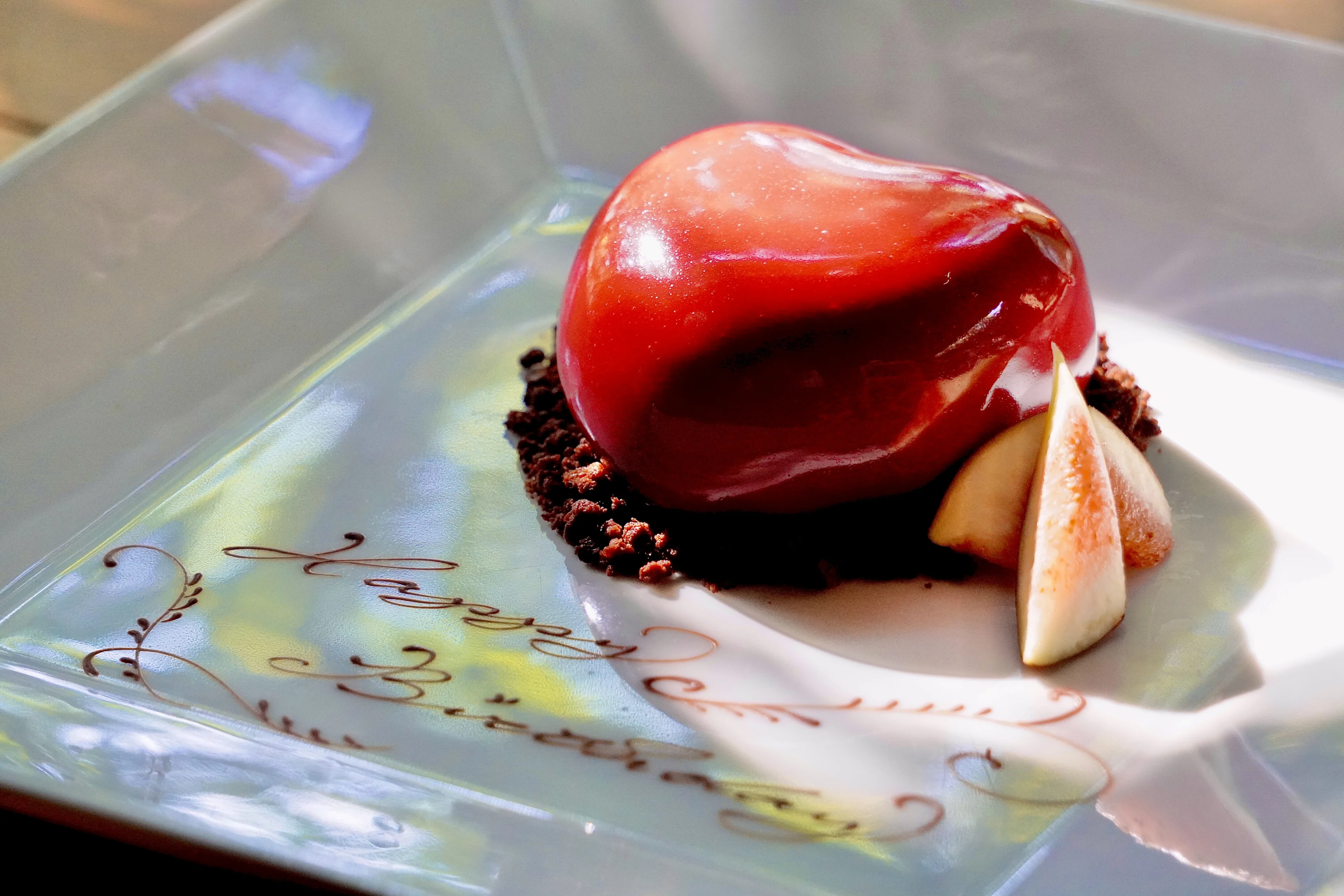 まるで宝石のようなメッセージプレート付（写真は「深紅の宝石」）