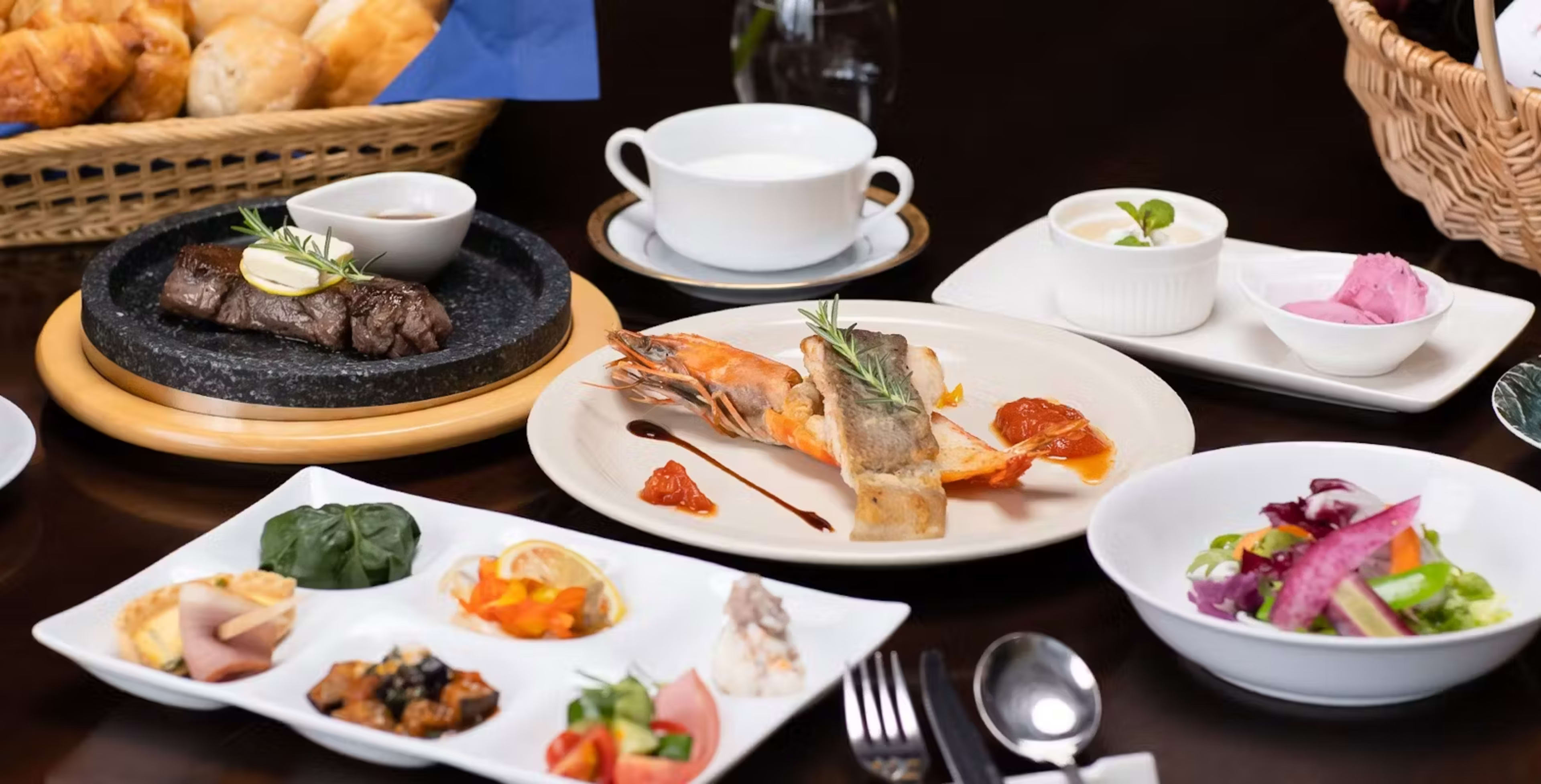 【アニバーサリー女子会プラン×スペシャルランチ】焼きたてのパンや本日のステーキ・本日の魚料理など全7品★小倉駅徒歩1分の好立地で開放感ある空間を楽しみながらご友人との思い出を刻む