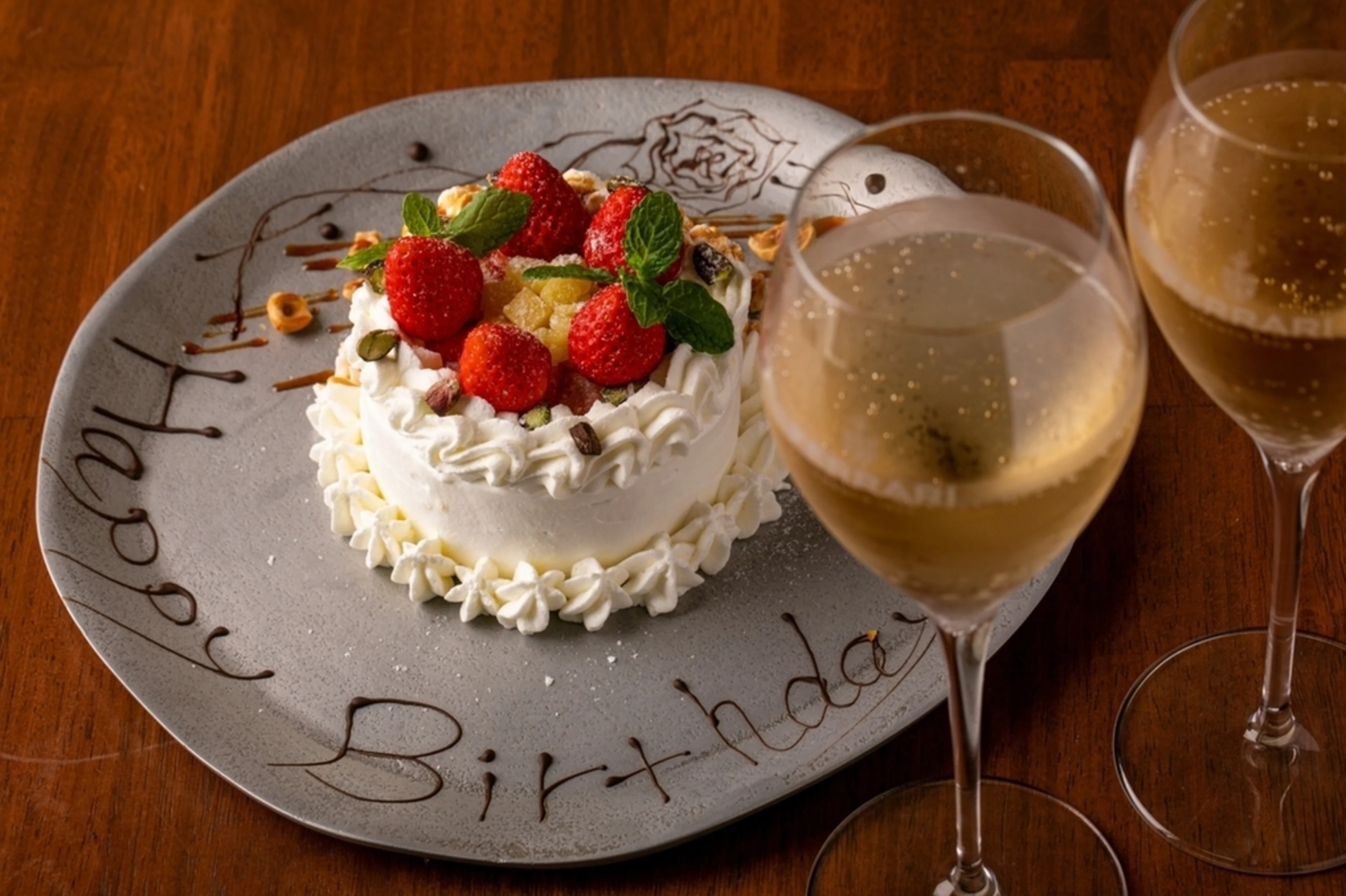 メッセージ付きホールケーキ
※ 当日のご予約はホールケーキではなくデザート盛り合わせになります。