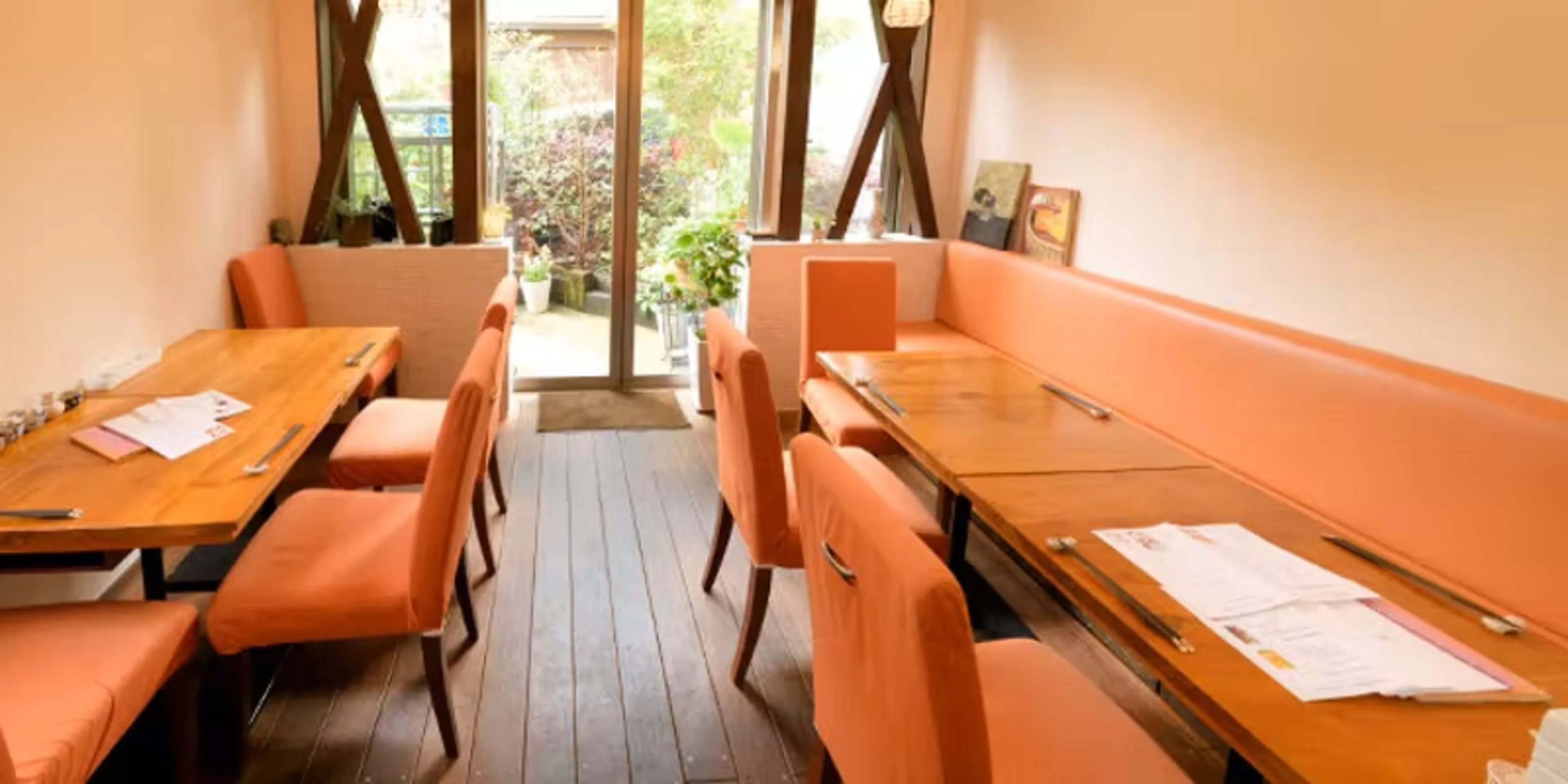 カウンター席またはテーブル席