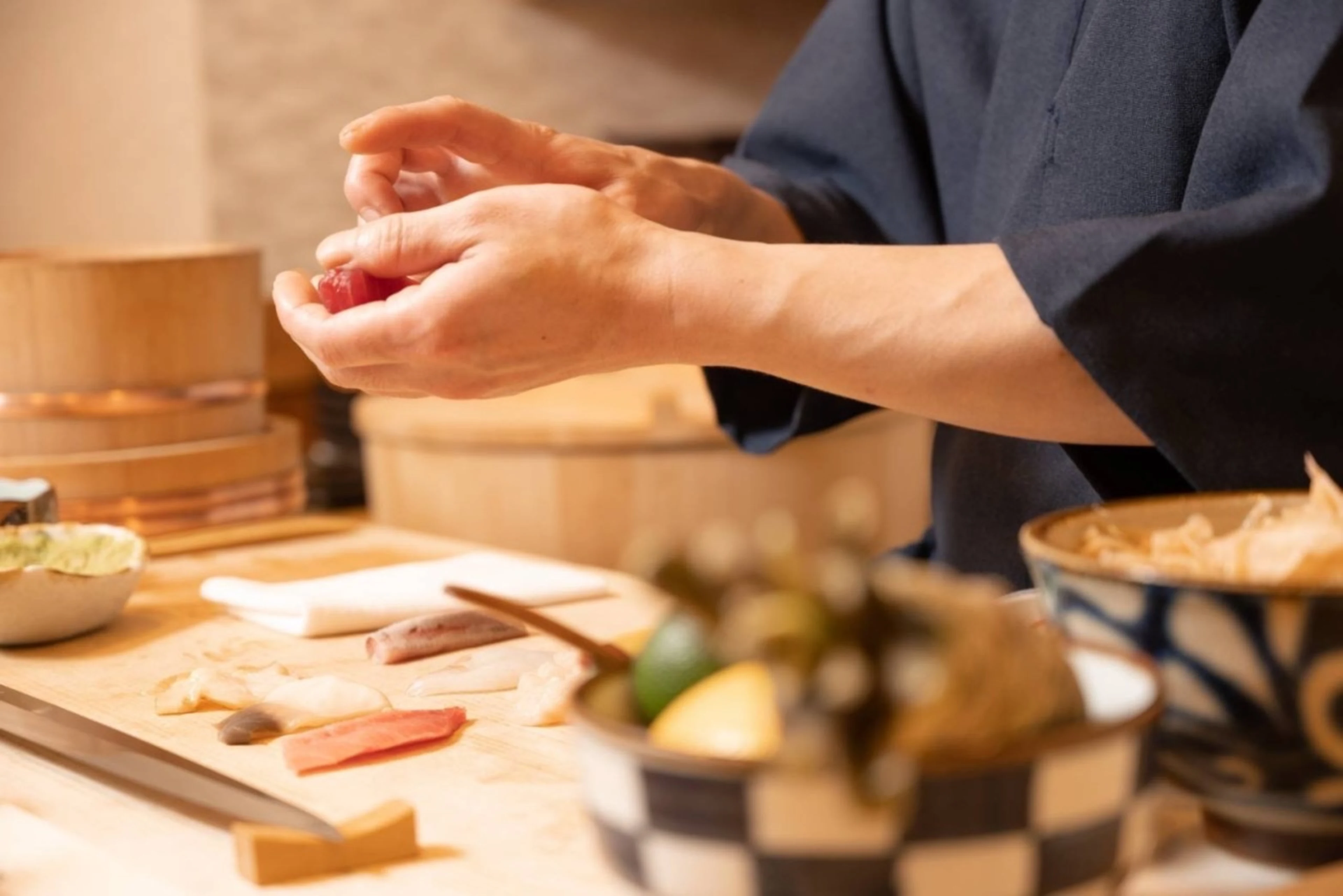 【Anny限定★最大6名様・完全貸切 /接待・会食プラン】美食にこだわるゲストの心を掴む★完全プライベート空間で極上江戸前鮨を堪能する贅沢なひととき★こだわりの旬食材を堪能！店主おまかせコース＋乾杯ドリンク★目黒駅徒歩30秒・大人の隠れ家で大切なゲストをおもてなし