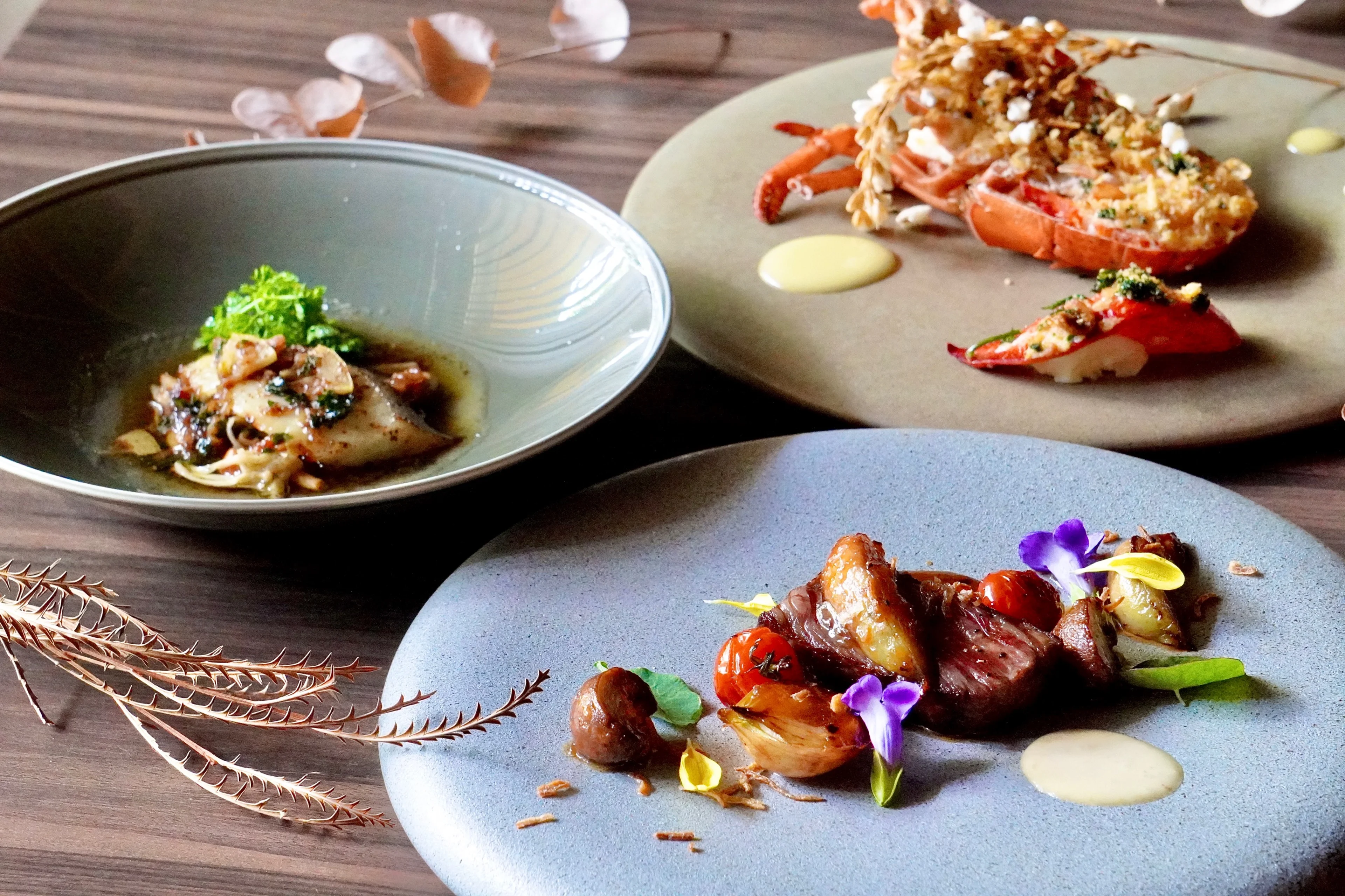 黒毛和牛ロース×オマール海老×旬魚のトリプルメインなど、選べるコース2種