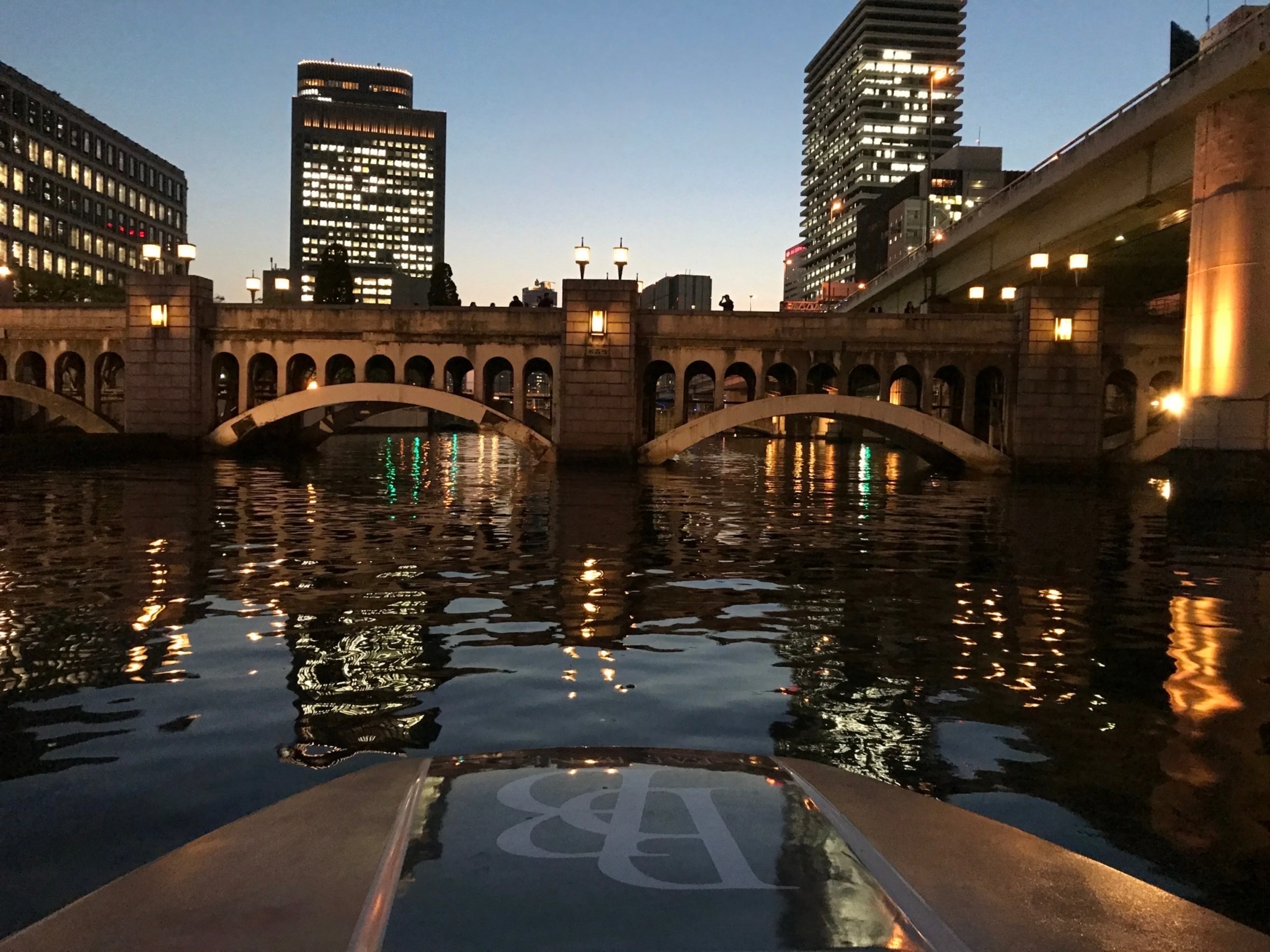 【最大11名様／クルーズ船貸切お祝いプラン】50分間のプライベートクルーズ+シャンパーニュ［モエ・エ・シャンドン フルボトル1本付き]★水都・大阪の美しい景色を独占しながら、特別な時間を演出