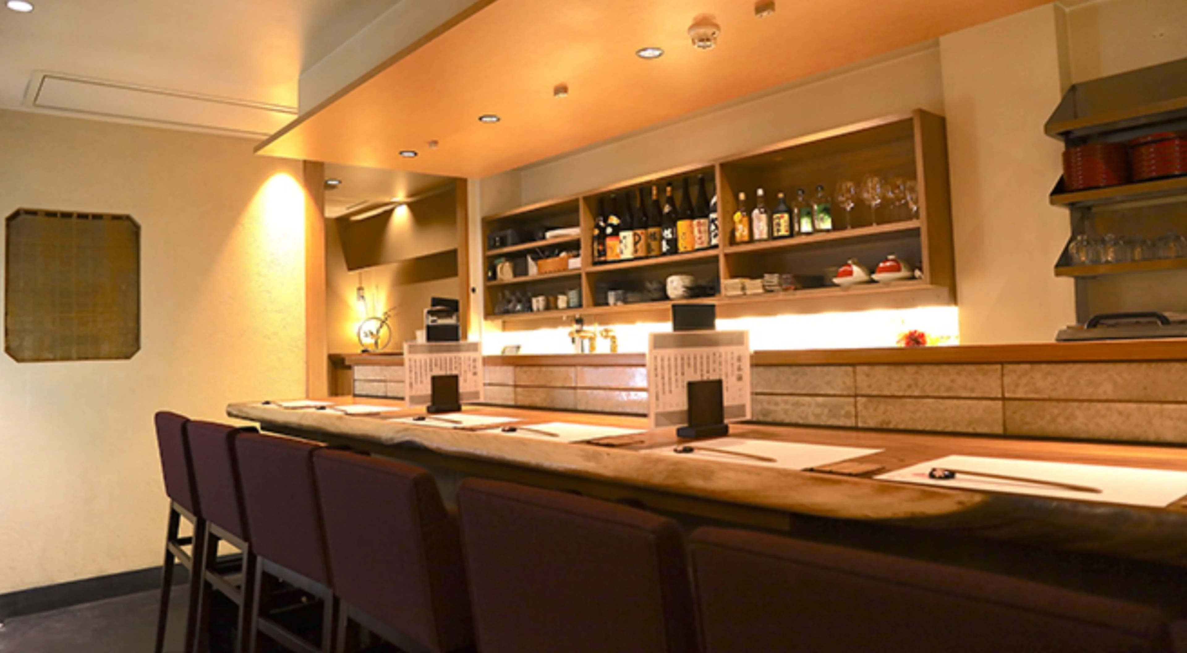 カウンター席または個室席