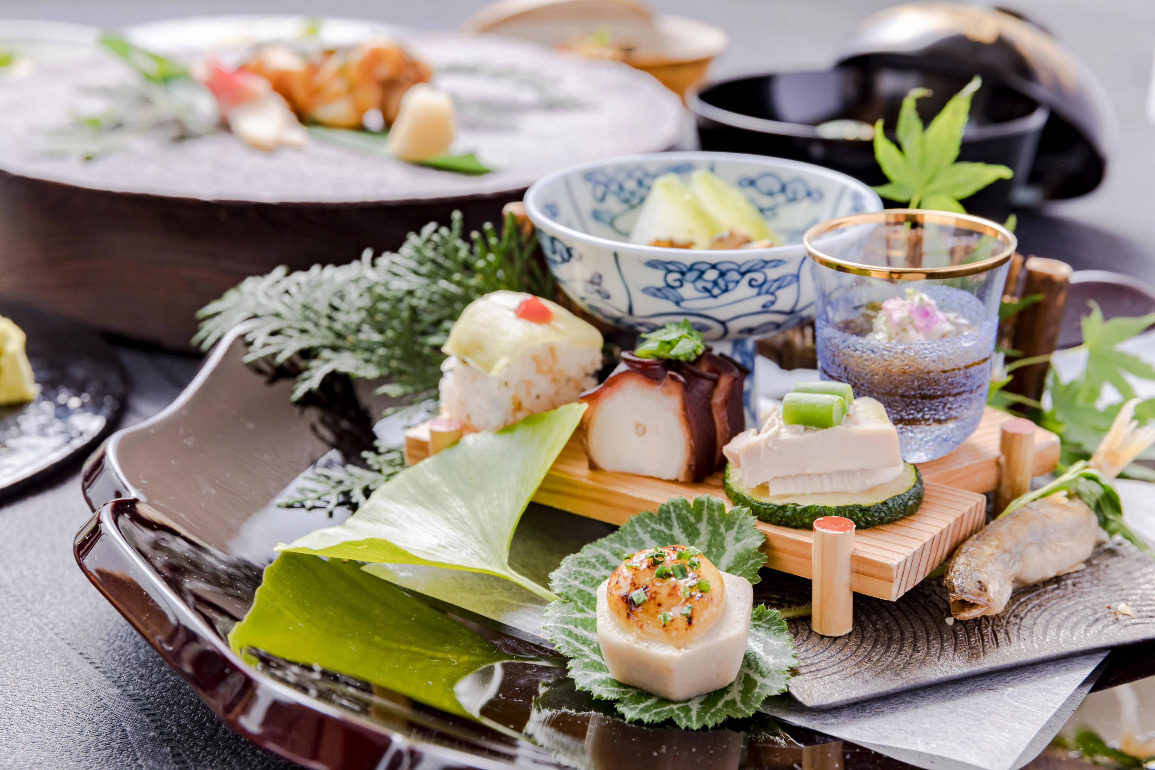 12名までご案内可【グループ全体で年間3,000組以上のご利用実績×個室確約】結納・顔合わせプラン★婚姻届けをその場で記入いただける名入れボールペン付き★黒毛和牛サーロイン含む豪華懐石ランチ全8品＋乾杯スパークリング＋メッセージプレート＋記念写真付きお土産用ワイン