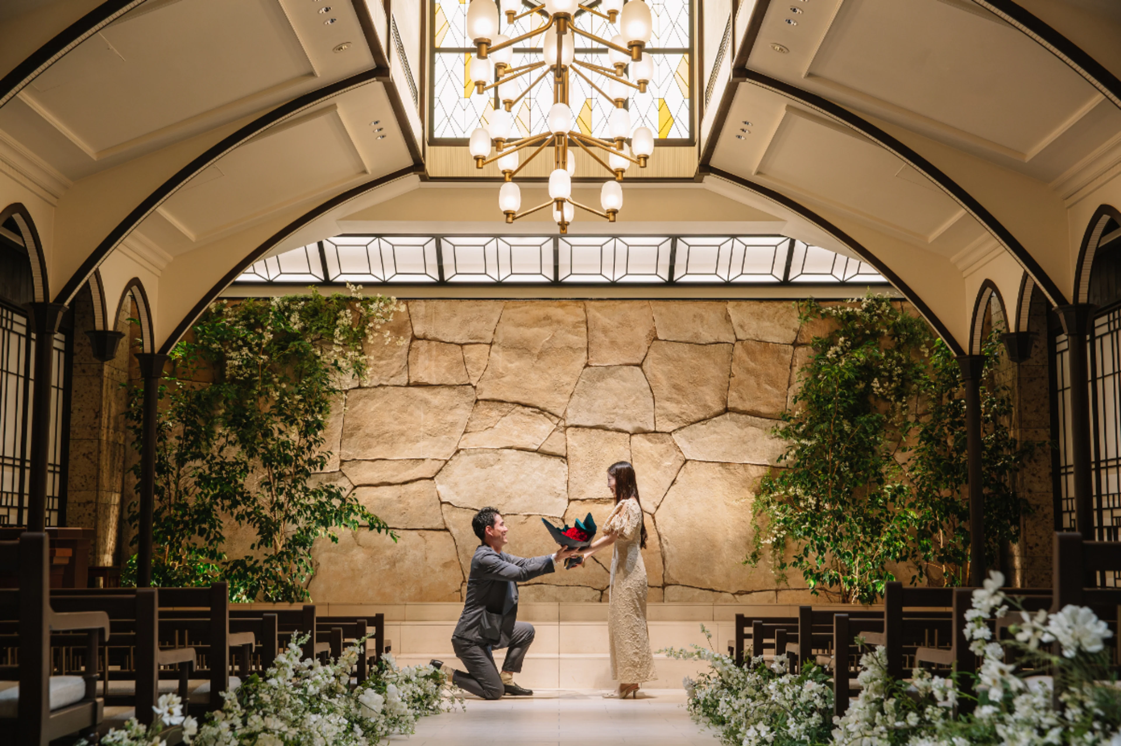 【Anny限定★感動溢れるチャペル貸切プロポーズプラン】400年の歴史ある料亭河文とNYでミシュランを獲得したシェフの技が織りなす至高のフルコース+メッセージ付きデザート★12本のバラの花束＆乾杯スパークリングワイン＆専属プランナーがサポート★