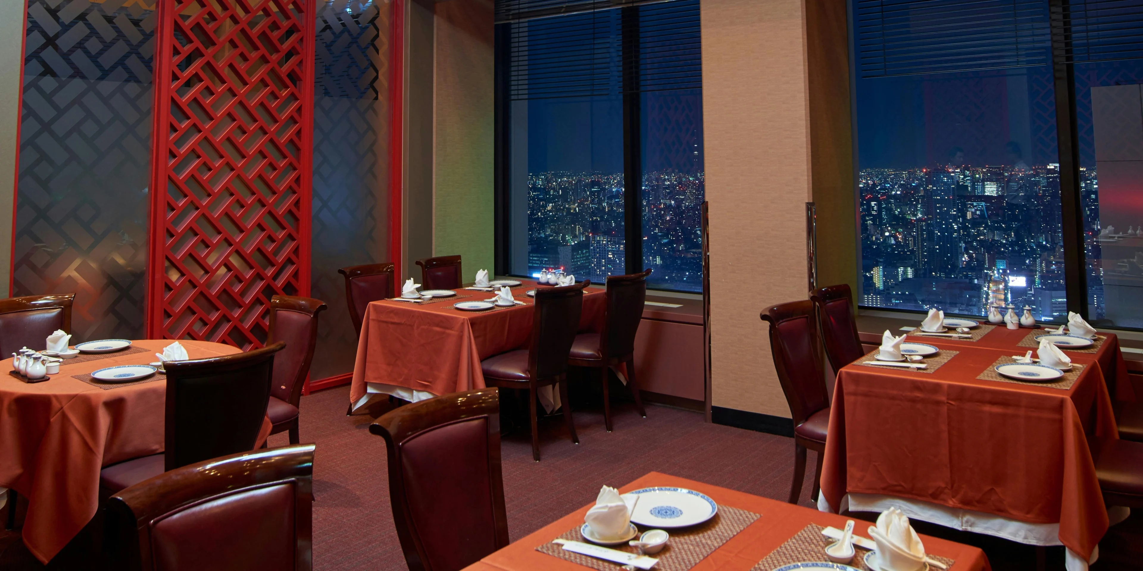 Anny限定【窓側席確約 / 圧巻の眺望★アニバーサリープラン】地上210mの特等席でお祝い★本格中国料理コース＋乾杯ドリンク＋桃饅頭付きお祝いプレート〜ホテルオークラの伝統を継承する名店・新宿西口徒歩5分