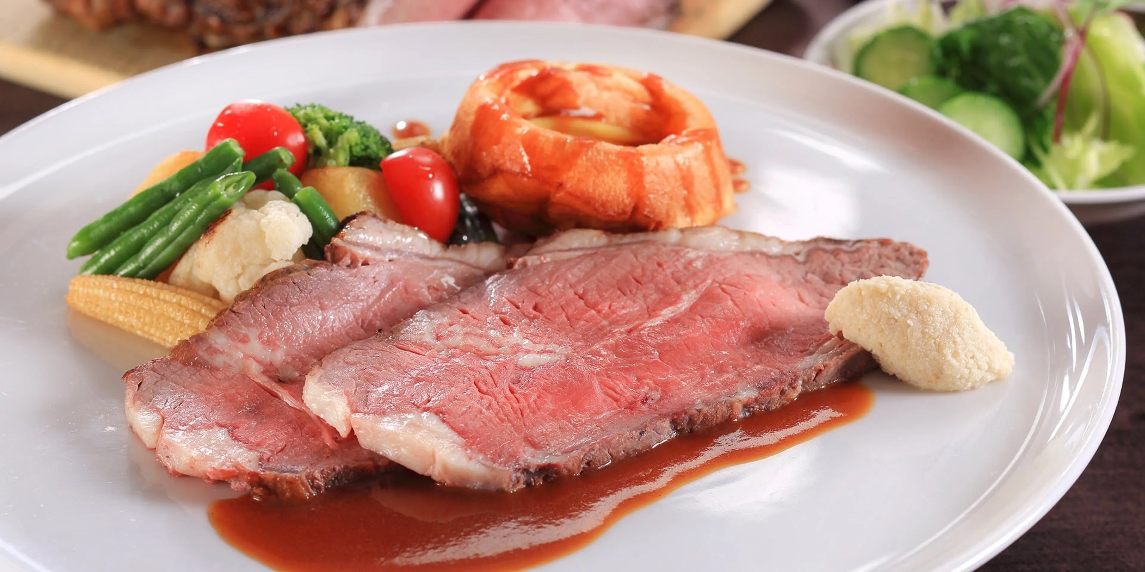 ローストビーフを含むディナーコース