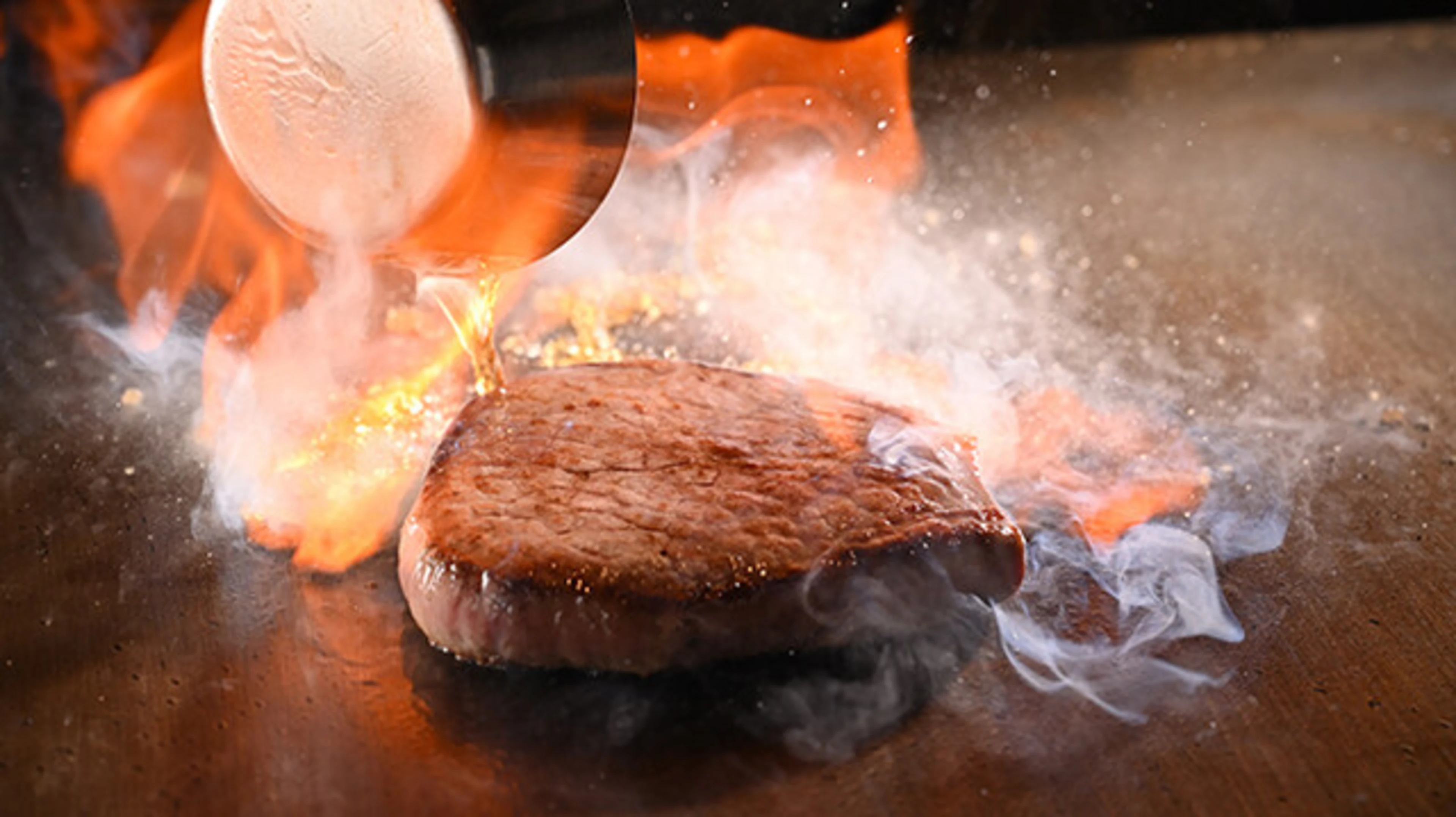 【アニバーサリーディナープラン】★自由が丘徒歩4分の好立地★バリ島風の非日常空間で★広島流お好み焼きや三元豚、豚ロースステーキを含む全7品＋メッセージ付きデザートプレート＋2時間飲み放題付き