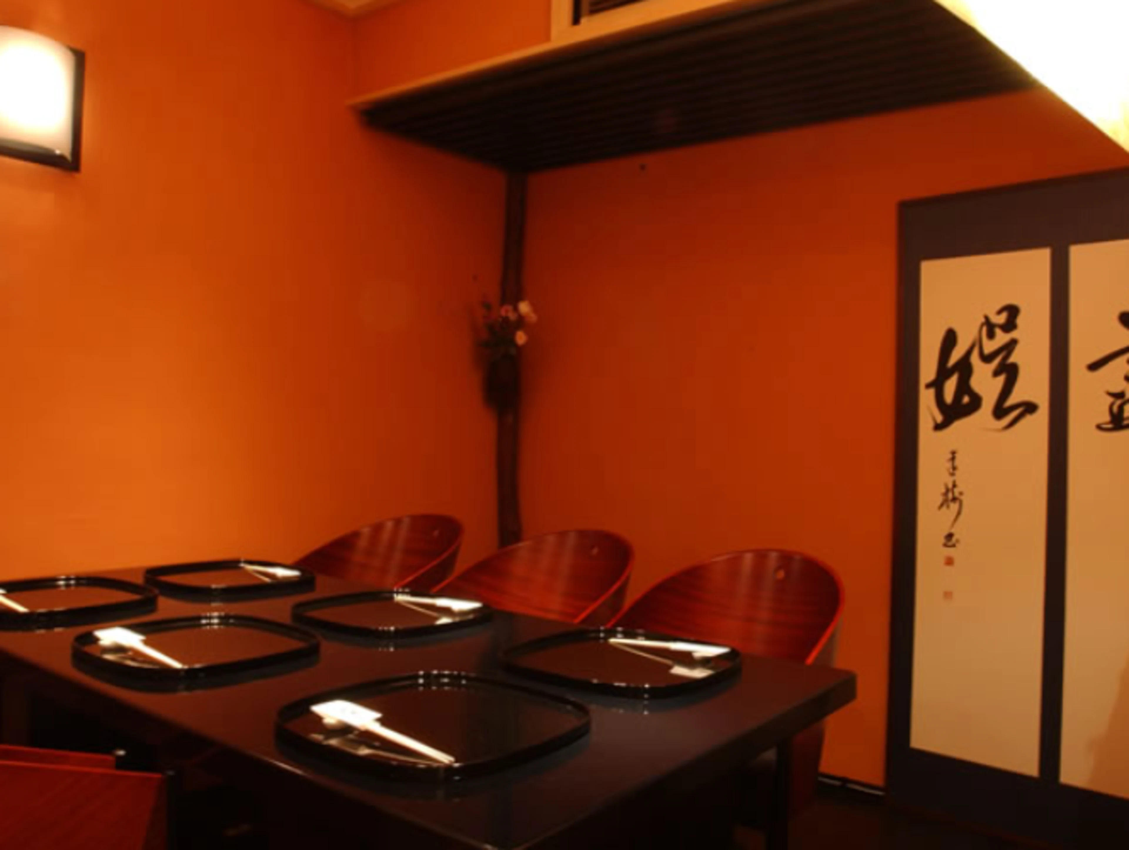 個室またはテーブル席、カウンター席