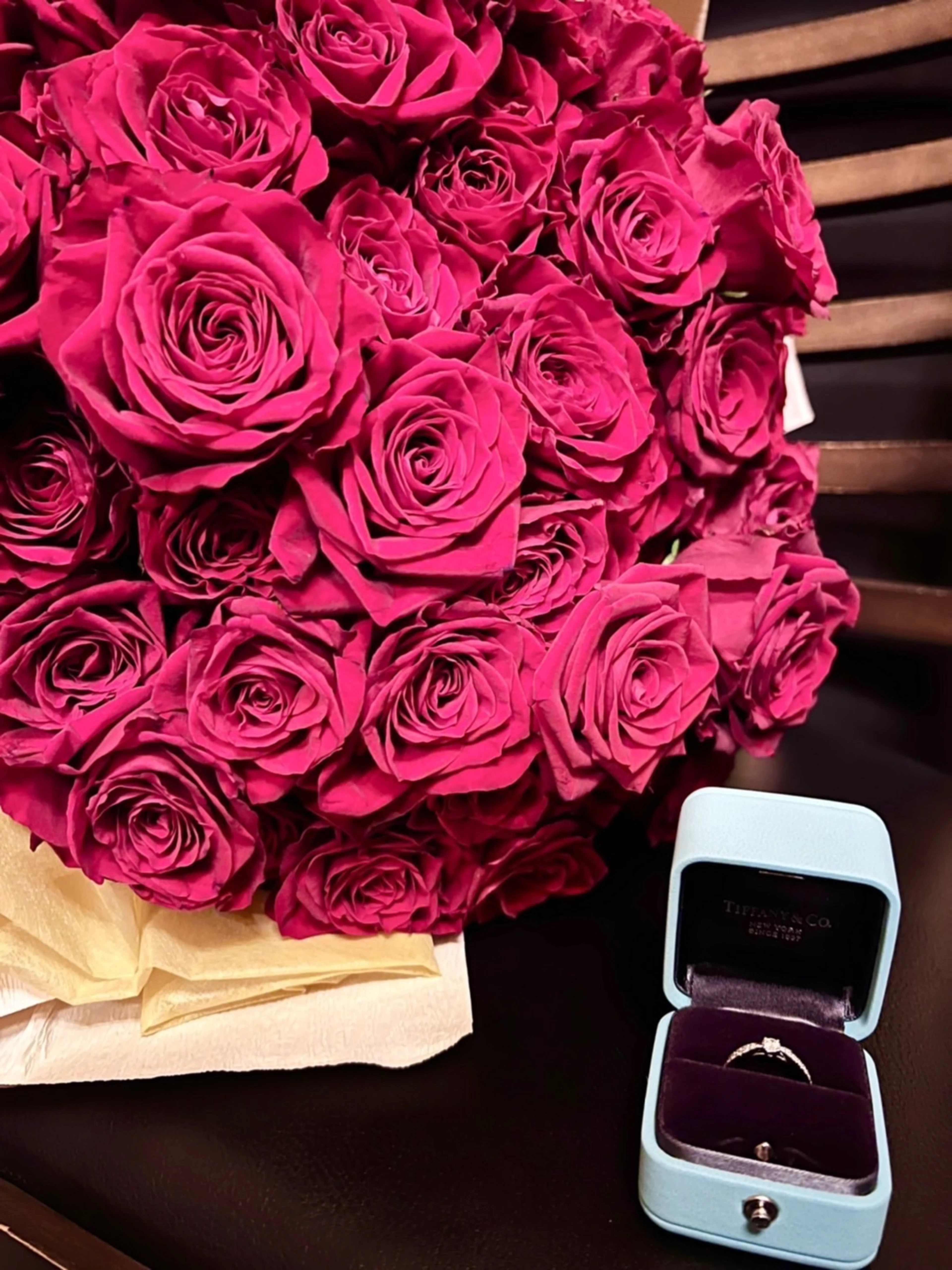 【夜景が見える個室確約 プロポーズディナープラン】旬の恵みで織りなす～極会席～全9品+メッセージプレート+ダーズンローズ(赤バラ12本花束)★季節感じる華やかな和食会席に舌鼓★煌びやかな夜景と共にロマンティックなプロポーズの夜を