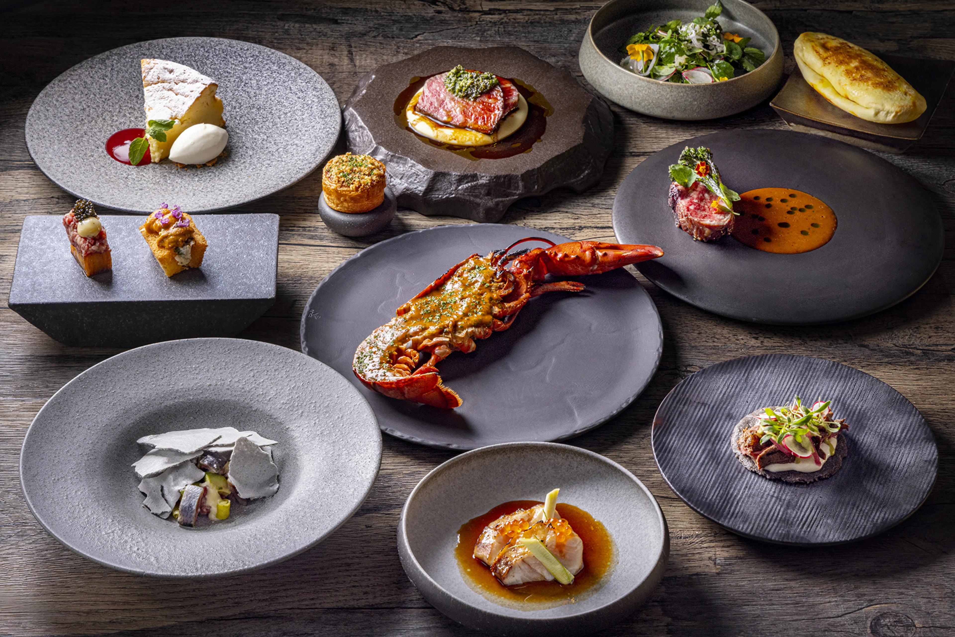 【Anny限定★4〜12名様・個室確約 / ご結納・ご両家お顔合わせディナープラン】晴れやかな門出に極上の食体験を〜総料理長厳選★全9品グリル料理ディナーコース“SIGNATURE”＋乾杯ドリンク＋アニバーサリープレート★お手土産オプション有〜西新宿駅徒歩2分 / 5つ星ホテル★ヒルトン東京