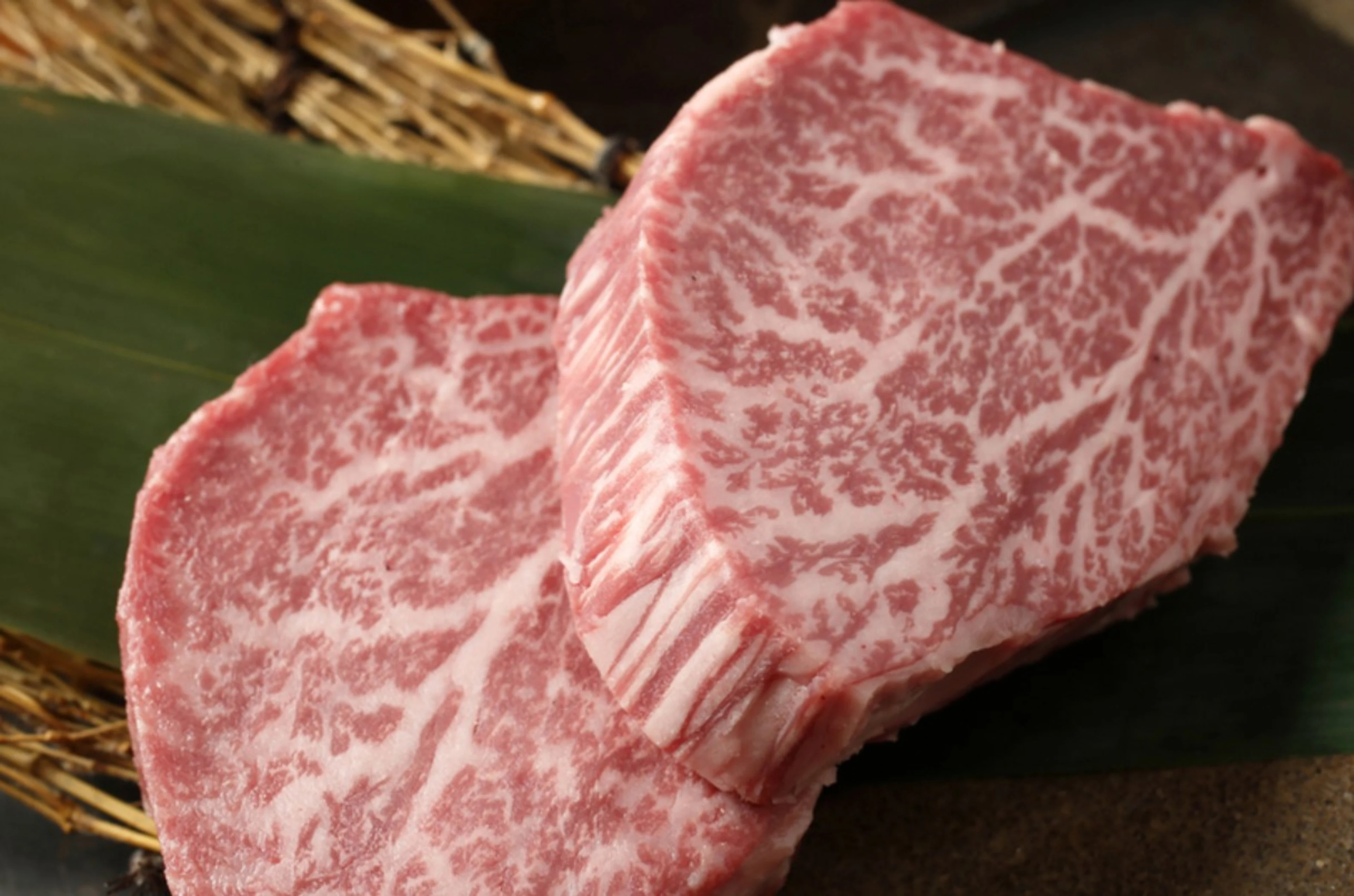 【1ランク上×個室確約★接待・会食/顔合わせ向けプラン】特撰黒毛和牛と姿フカヒレスープを堪能★肉料理3品、全8品の会席コース＋乾杯ドリンク★心斎橋の和空間で過ごす上質な時間