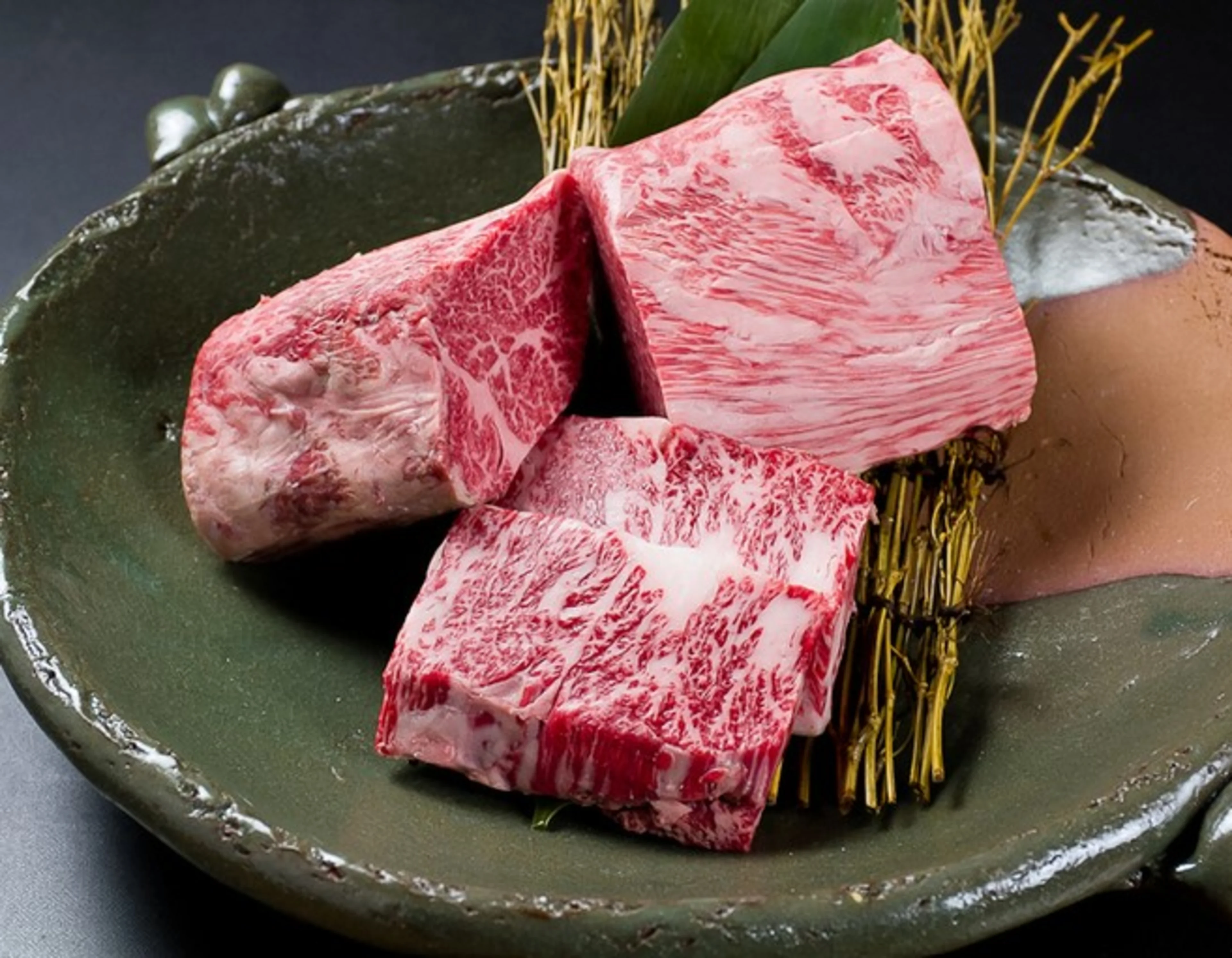 【1ランク上×個室確約★アニバーサリーディナープラン】特撰黒毛和牛と姿フカヒレスープを堪能★肉料理3品、全8品の会席コース＋乾杯ドリンク★心斎橋の和空間で過ごす上質な時間