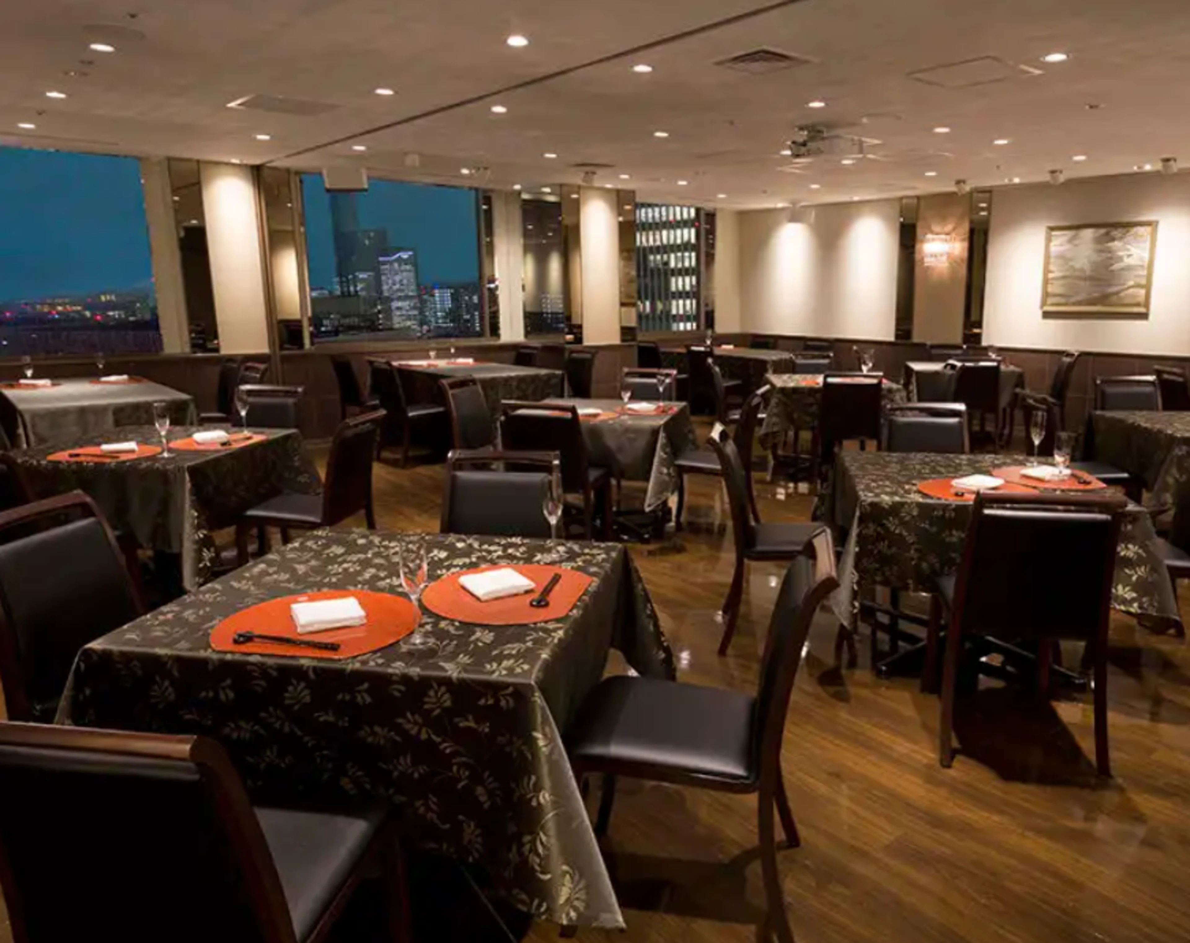 窓側テーブル席