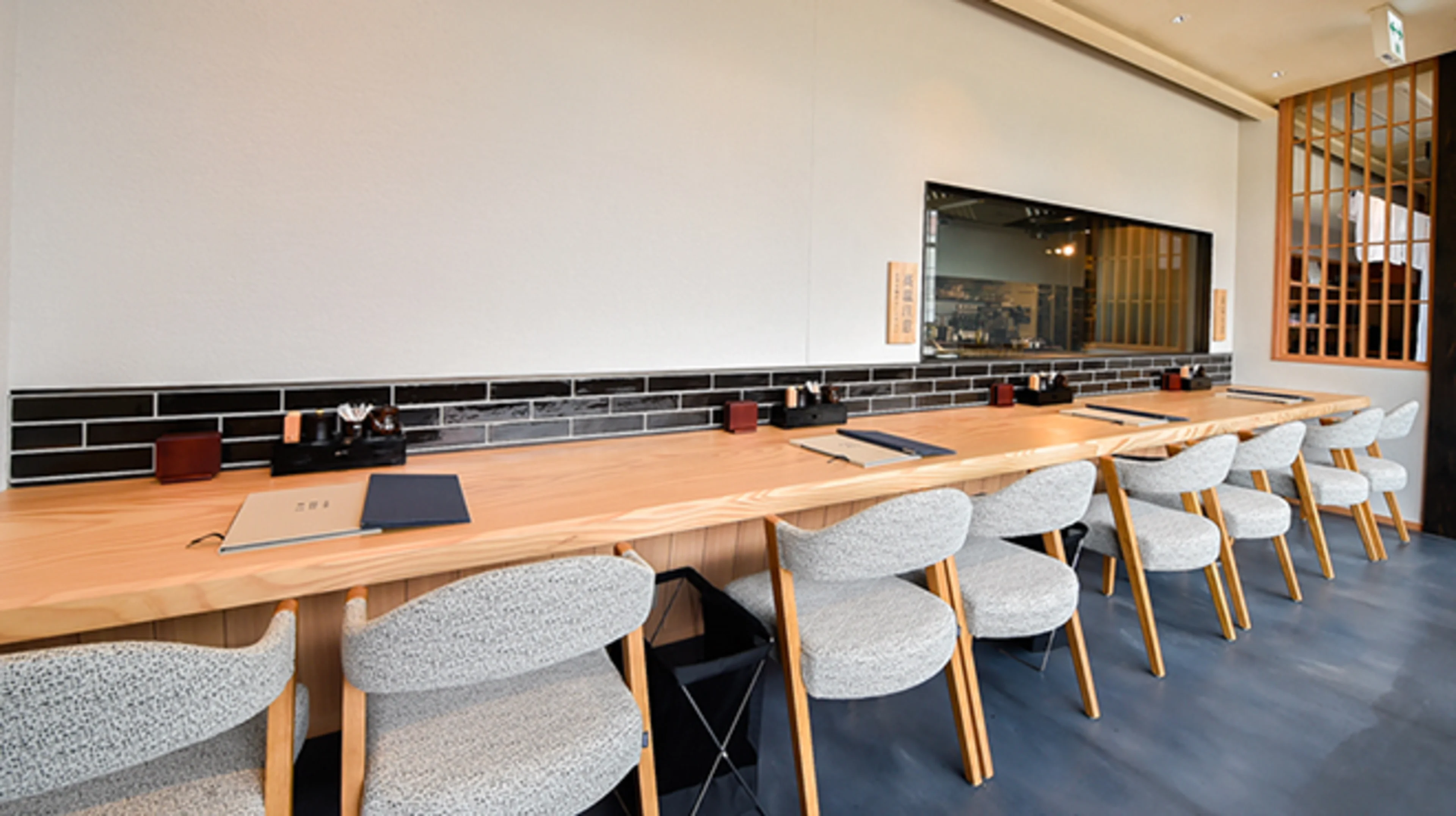 カウンター、テーブル、個室