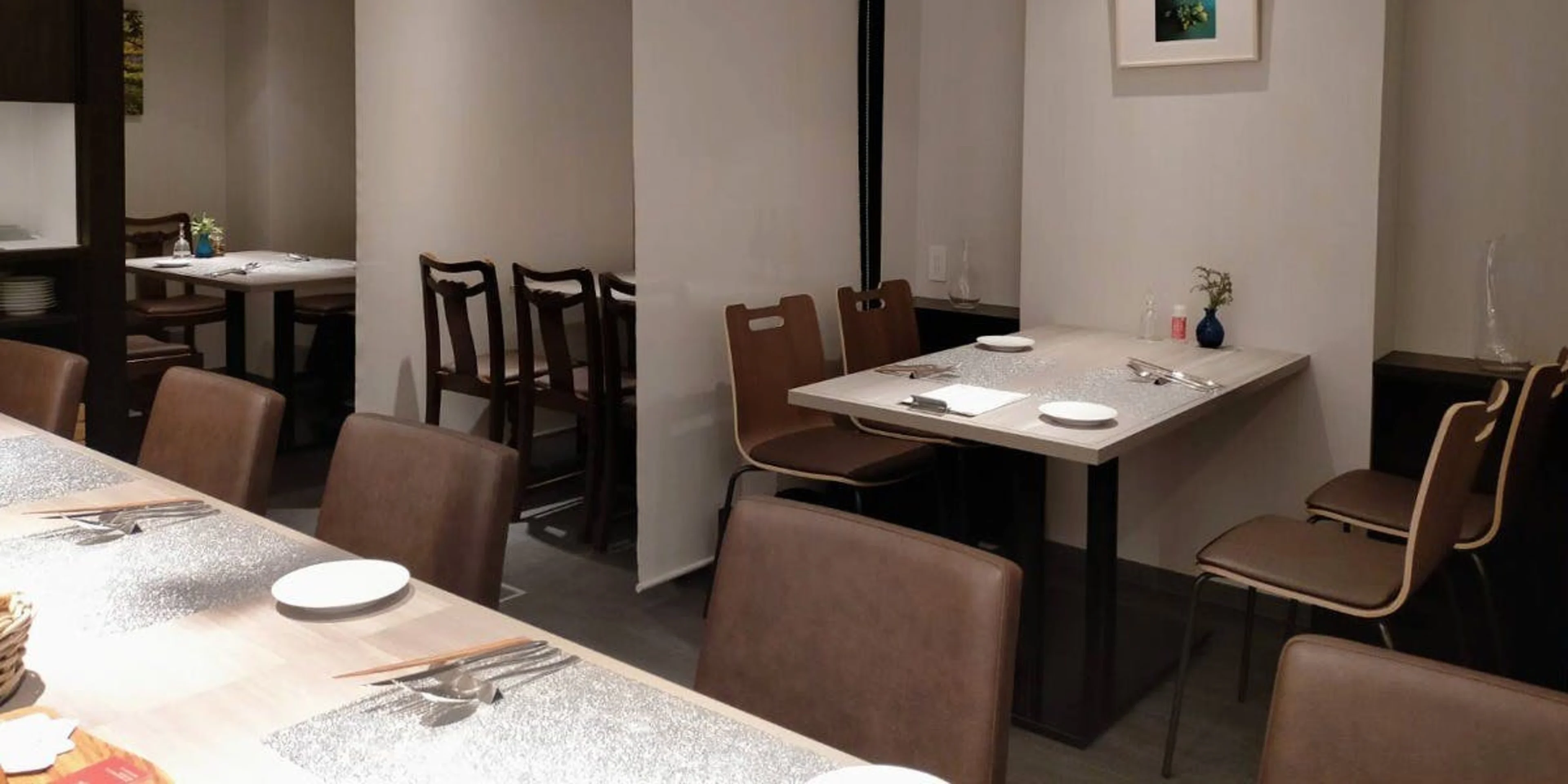 カウンター席またはテーブル席