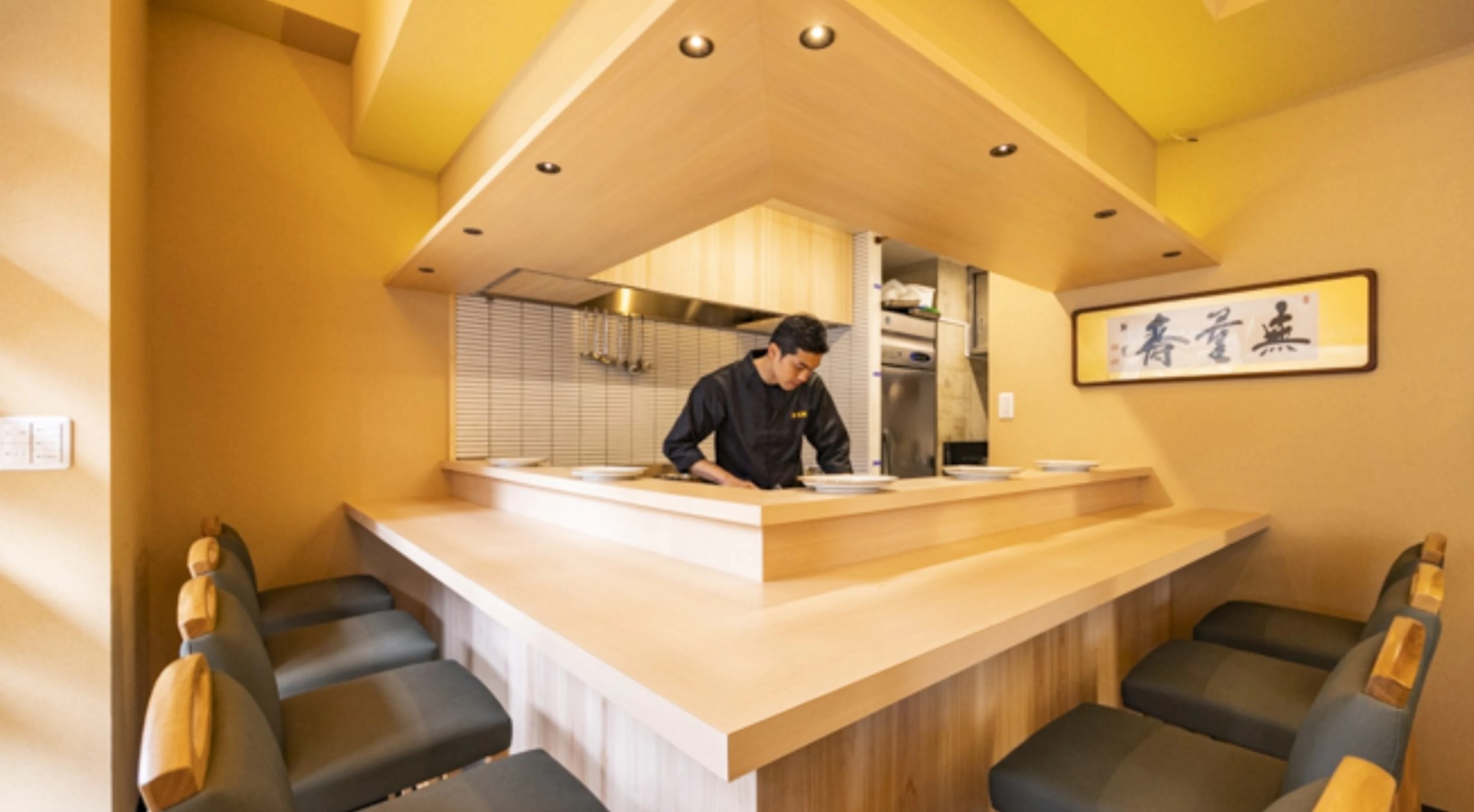 カウンター席またはBOX席