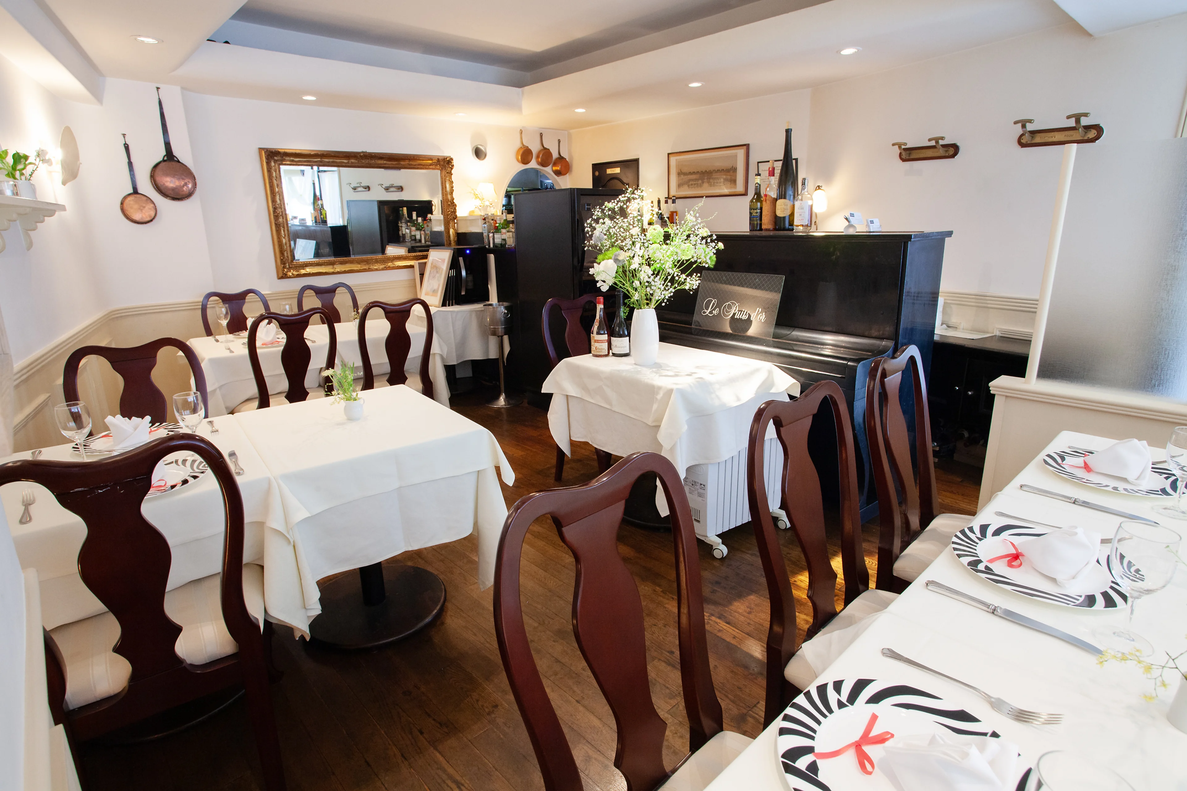 窓際テーブル席