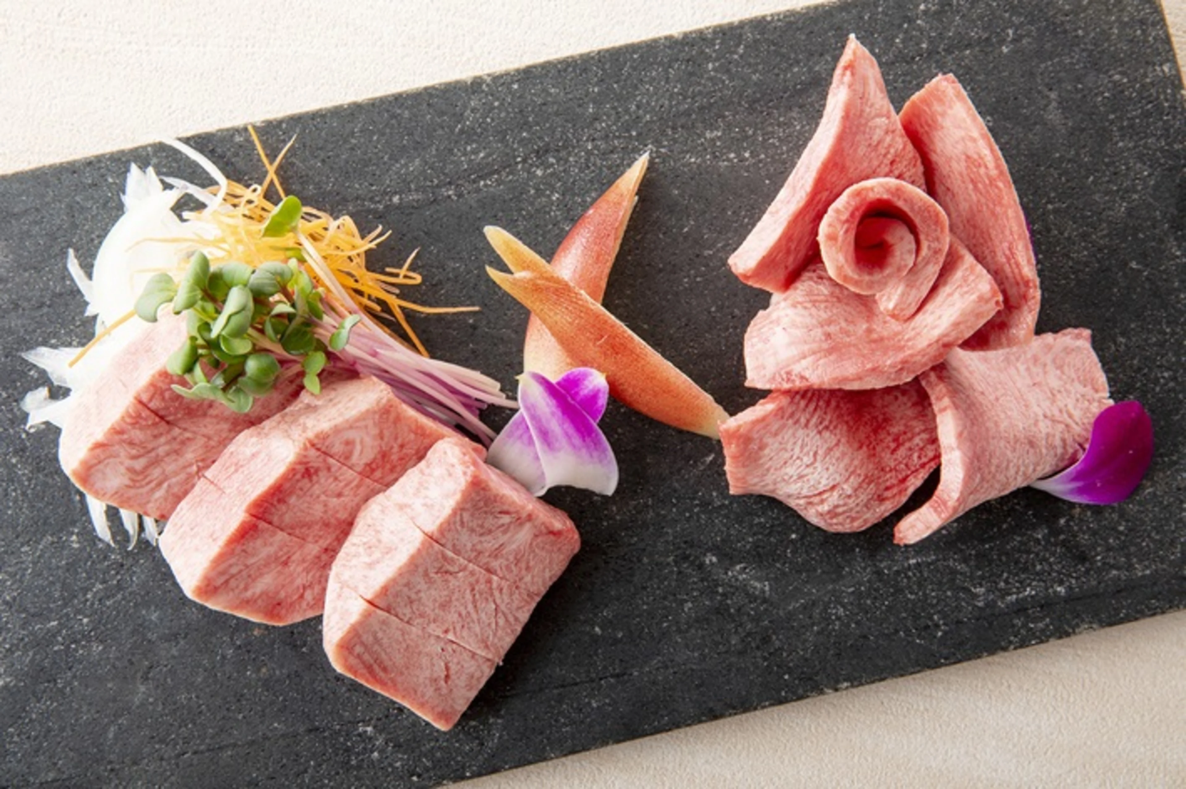 【個室確約アニバーサリープラン】黒毛和牛刺身・希少部位盛合わせなど焼肉ディナーコース＋乾杯ドリンク＋メッセージ付ケーキ＋ミニブーケ★南青山に佇む大人の隠れ家★