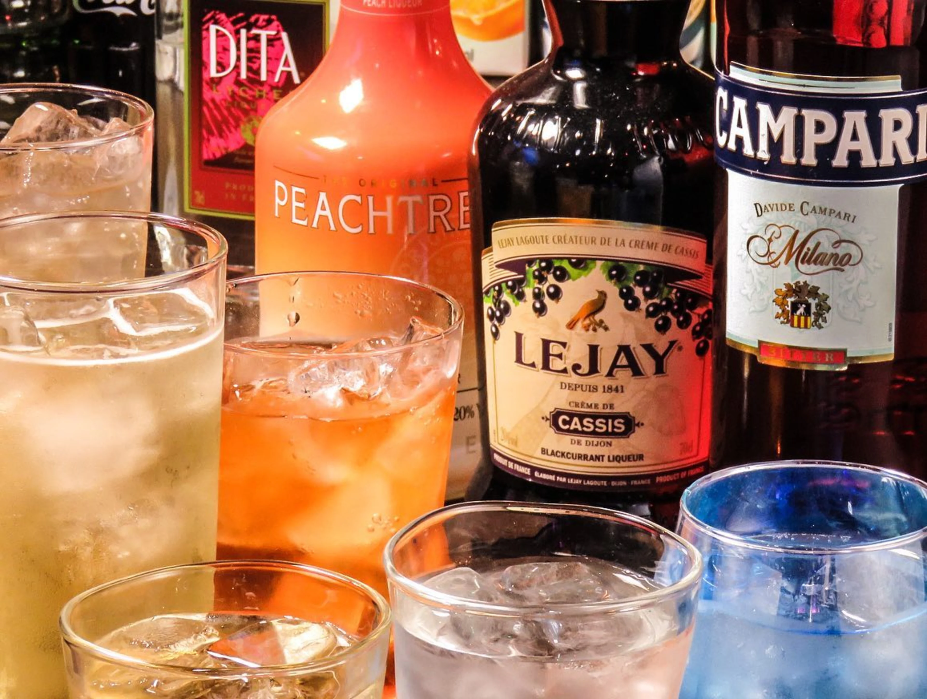 【25～60名 / 貸切確約 大人数のお祝いパーティープラン】ビュッフェスタイルで楽しむ美食おつまみ7品＋飲み放題コース全4種★シャンパンタワー・メッセージ付きプレート追加可★銅座の隠れ家バーで彩る祝福の夜