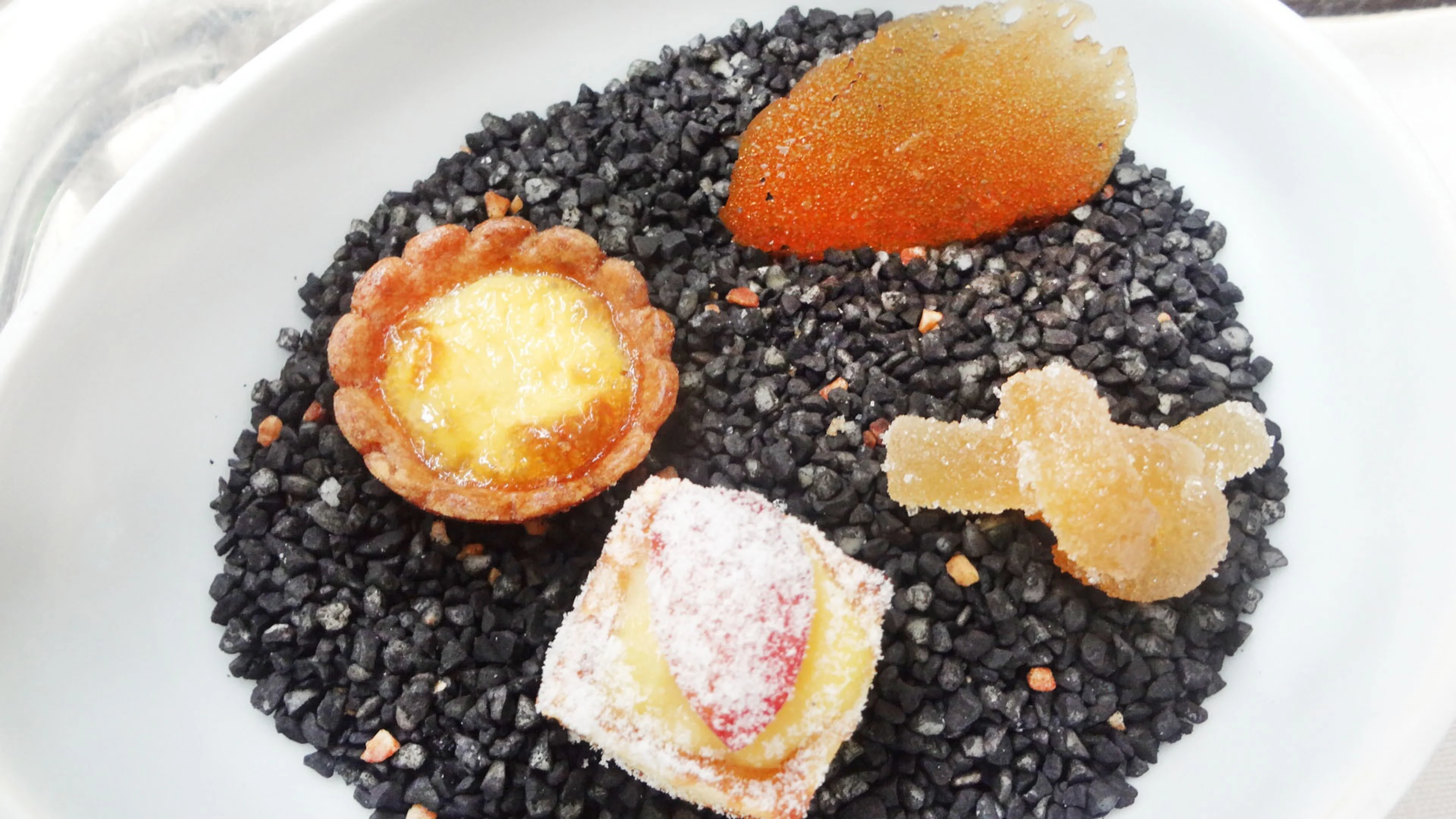 【アニバーサリープラン】★シェフこだわりの絶品フレンチ全８品の贅沢ランチ＋メッセージプレート★名古屋の中心地で特別なアニバーサリーを！