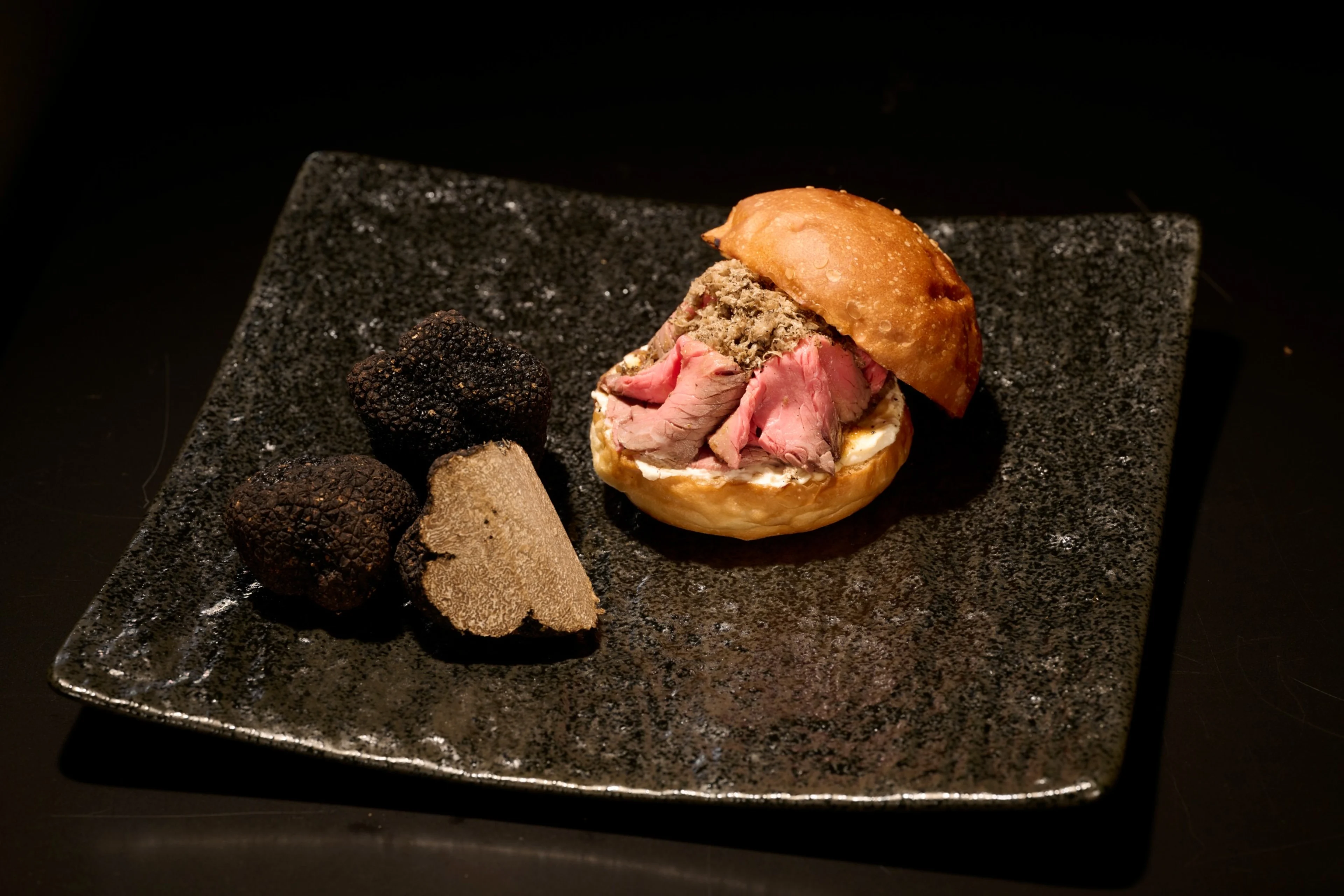 【アニバーサリープラン】和牛スライダーや厚切りタン、ザブトンなど焼肉全17品ディナー＋乾杯ドリンク★外苑前徒歩3分の大人の隠れ家で黒毛和牛に舌鼓