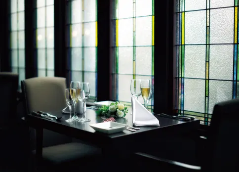 【シャンパンフロー付き！アニバーサリーランチビュッフェ】選べるメイン＆デザート、豪華ハーフブッフェ＋お祝いプレート付き★京都山科 ホテル山楽で多彩なお食事とワインを堪能★