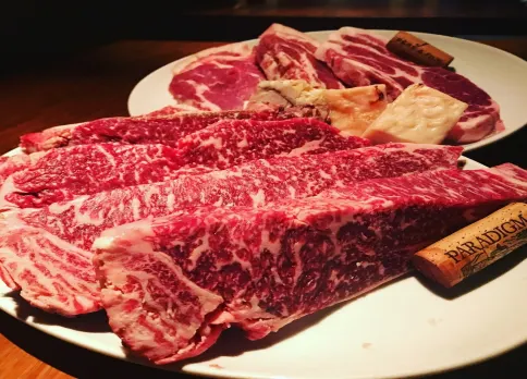 【アニバーサリーディナー】熟成黒毛和牛やブランド豚含む豪華記念日コース全7品＋フォンダンショコラ+1ドリンク+メッセージプレート付き★祇園花見小路で至福ディナー