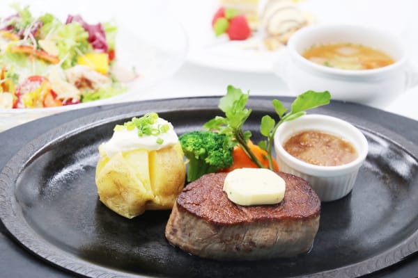 【ホテル記念日プラン】牛フィレ肉ステーキなど洋食ディナー ～Le Portポール～ 全4品＋乾杯ドリンク＋メッセージプレート★みなとみらいの夜景を堪能★ undefined