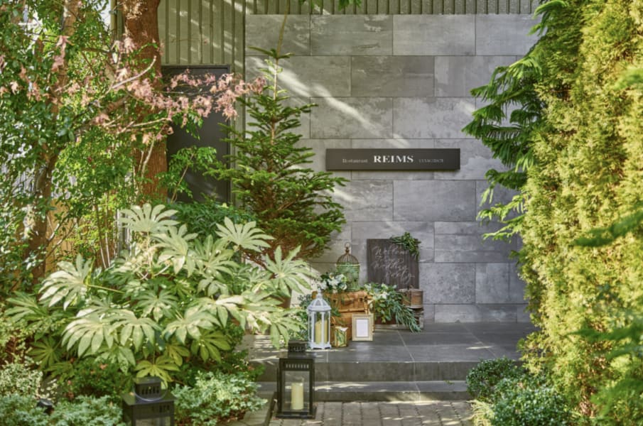 非日常へと誘う洗練空間★心に優しく刻まれる、ふたりだけの物語を紡ぐ特別なひととき | 【個室確約★憧れの一軒家レストラン×サプライズプロポーズ】感動を紡ぐ美食のひととき★お二人のために作る豪華7品シェフおまかせコース＋乾杯シャンパン＋特製ホールケーキ＋指輪のクロッシュサービス〜表参道駅徒歩1分の隠れ家フレンチ