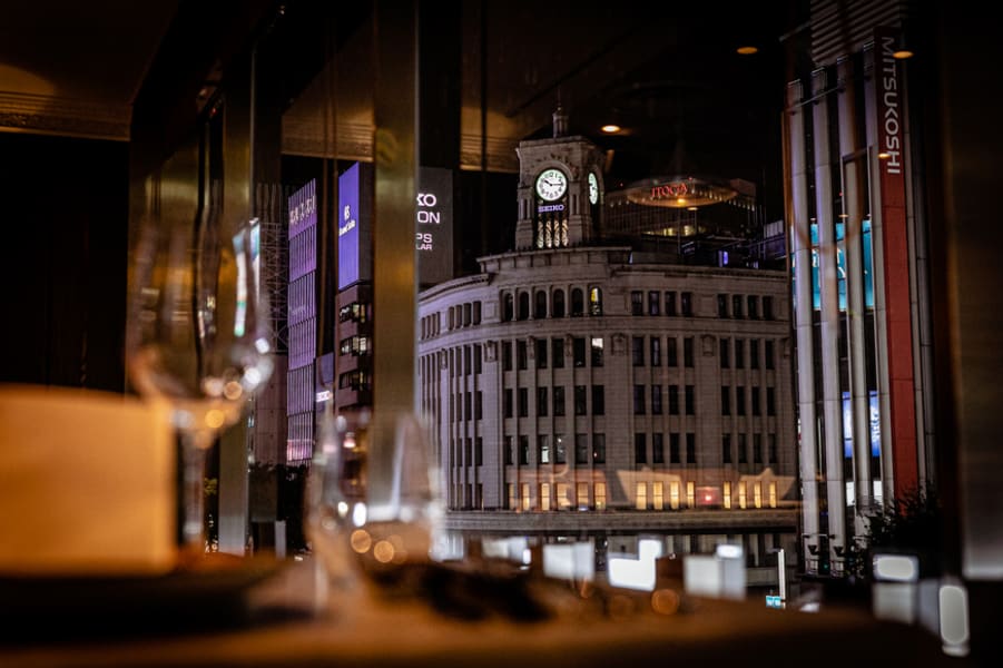 銀座の夜景が煌めく非日常空間 | 【夜景アニバーサリープラン】黒毛和牛食べ比べ！特選ディナー全8品＋乾杯シャンパン＋ホールケーキ★銀座和光ビルを望む好立地★