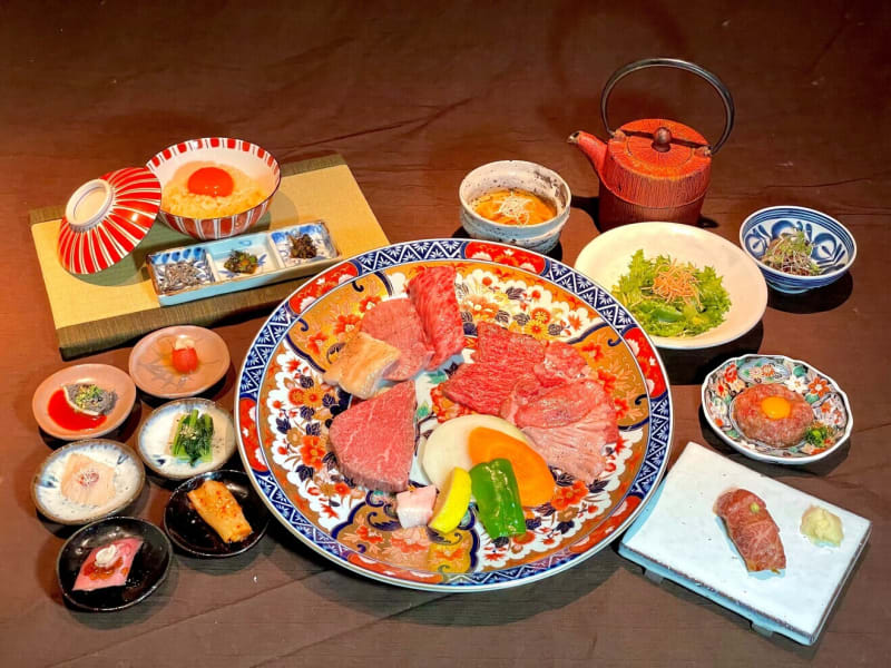 熊本県産黒樺牛など豪華絢爛な焼肉ディナーに舌鼓 | 【個室確約】アニバーサリーディナー★ 大人の隠れ家焼肉店で極上焼肉を堪能★黒樺牛大トロ握り寿司、塊焼き含む【息】コース全11品★乾杯ドリンク★メッセージプレート付き★2名様プラン