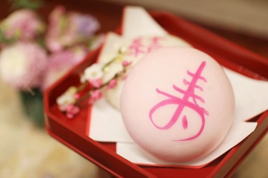 お祝い儀式をスムーズに進められる一升餅セットをご用意 | 【個室確約 一升餅プラン】専用リュック＆わらじレンタル付き！名入り紅白餅＋大人用お祝い会席ランチ★柏の由緒ある式場内の日本料理店★