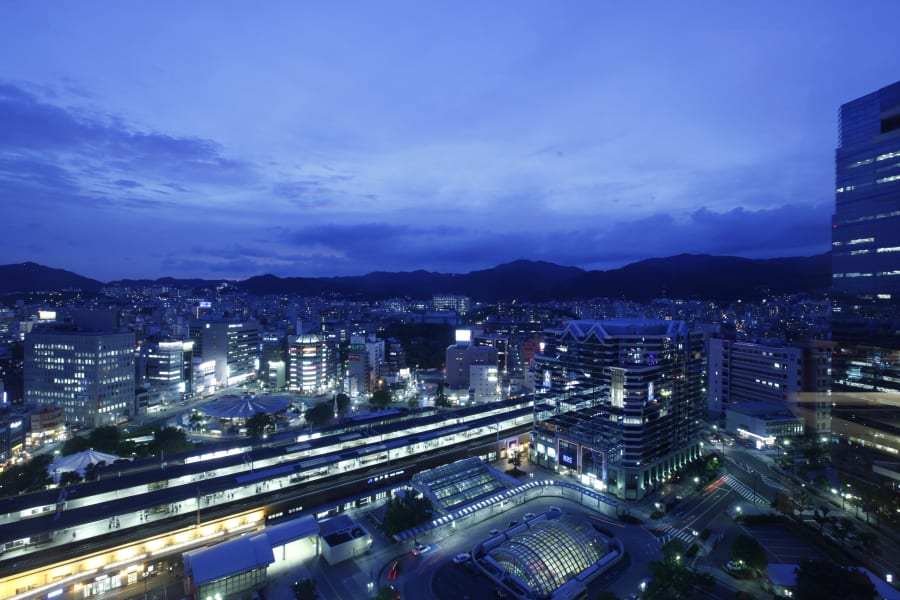 美しい神戸の夜景に包まれた空間で楽しむロマンチックなディナー | 【窓際席確約＆フラワーBOX付き】チャペル貸切プロポーズプラン 乾杯酒付きモダンバスクディナーコース＋メッセージプレート★専属プランナーによる全面サポート★ホテルクラウンパレス神戸で特別なプロポーズを！